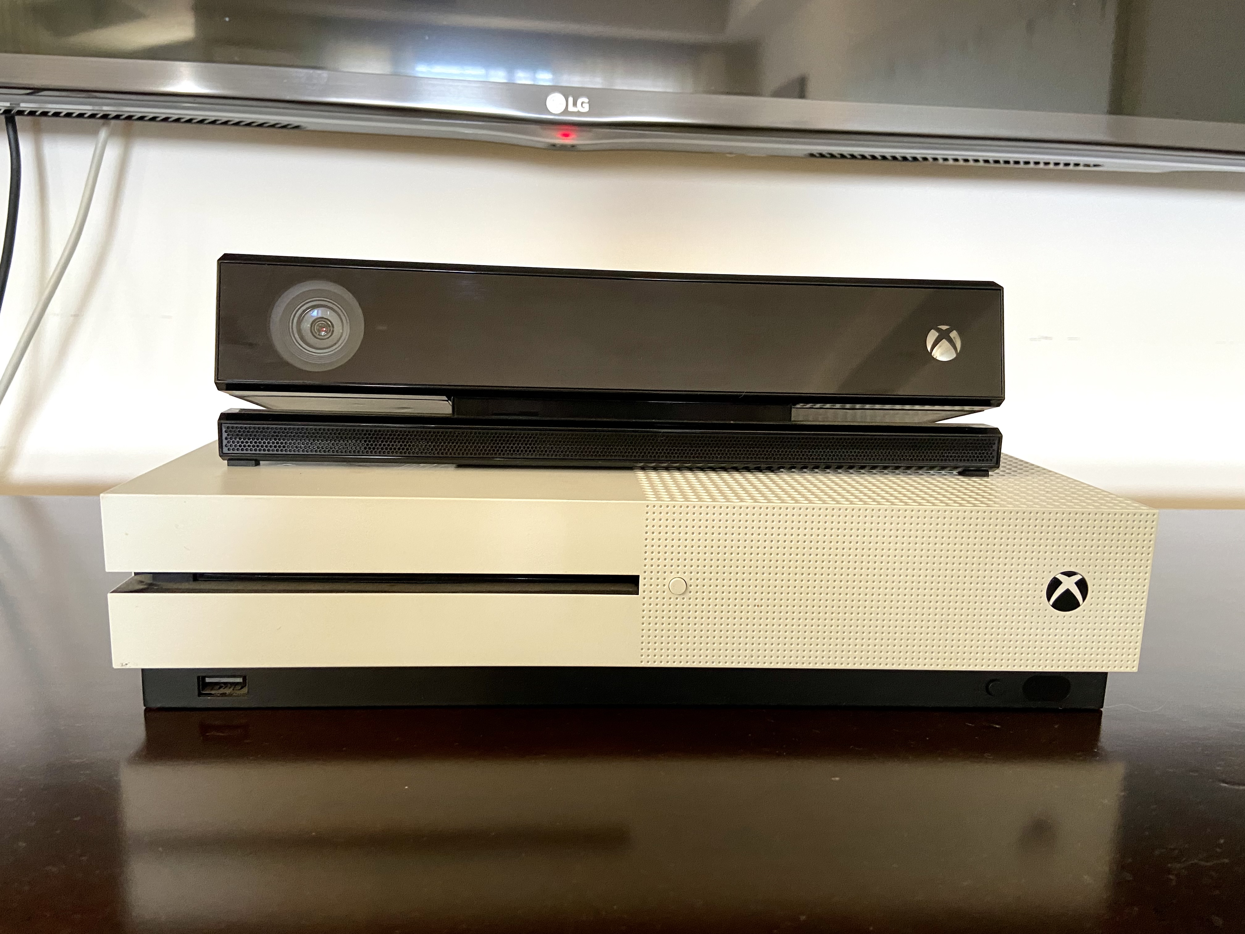 תמונה 1 ,Xbox one S למכירה ברעננה מחשבים וציוד נלווה  משחקי מחשב