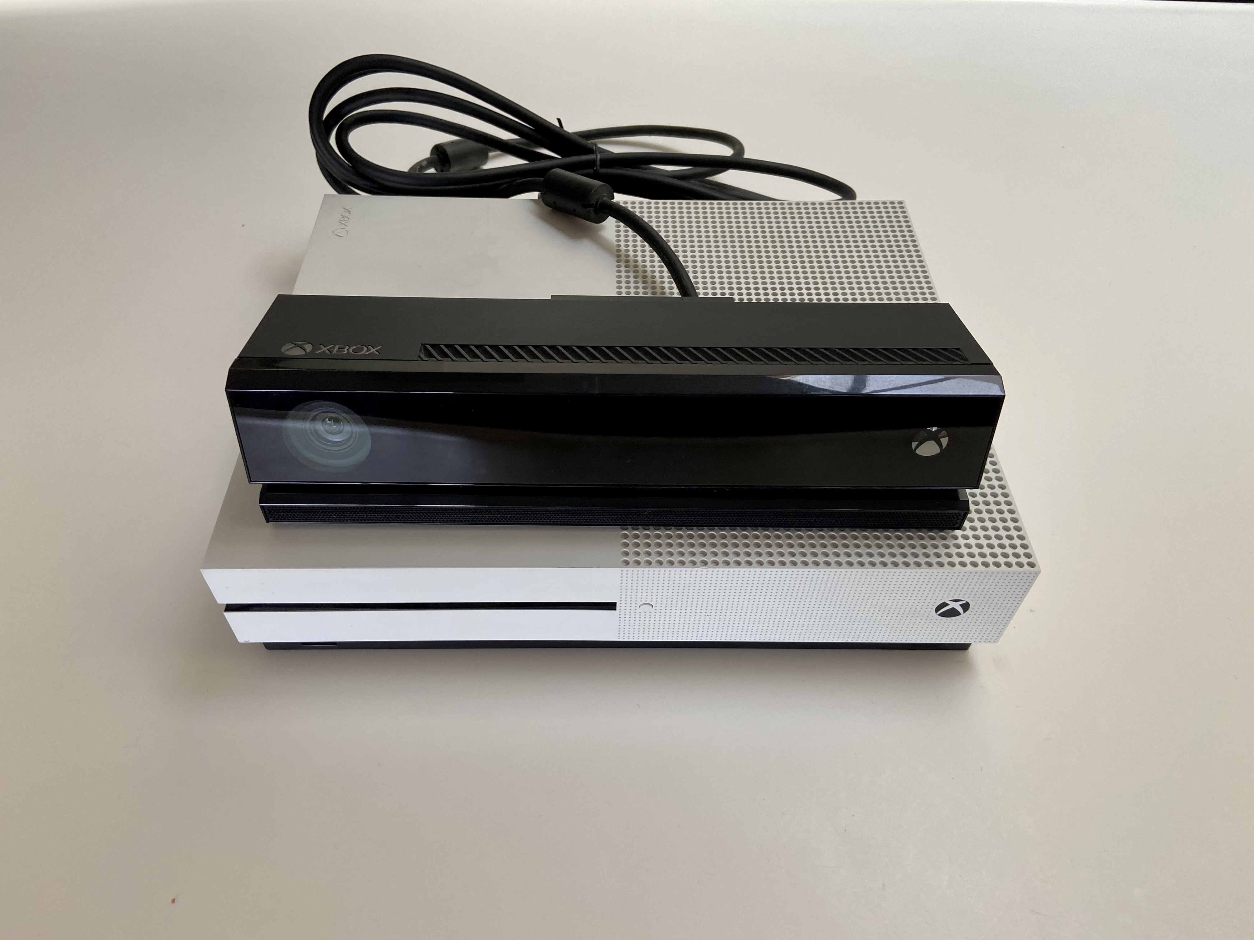 תמונה 2 ,Xbox one S למכירה ברעננה מחשבים וציוד נלווה  משחקי מחשב