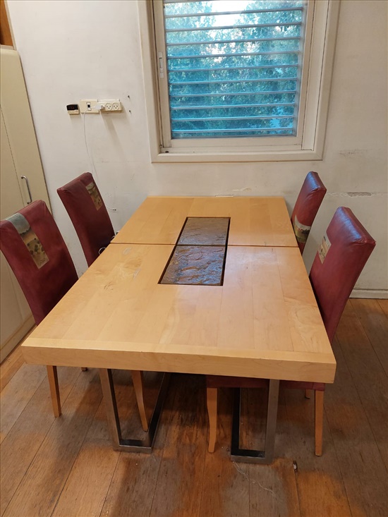 שולחן אוכל מיוחד עם ארבע כסאות 