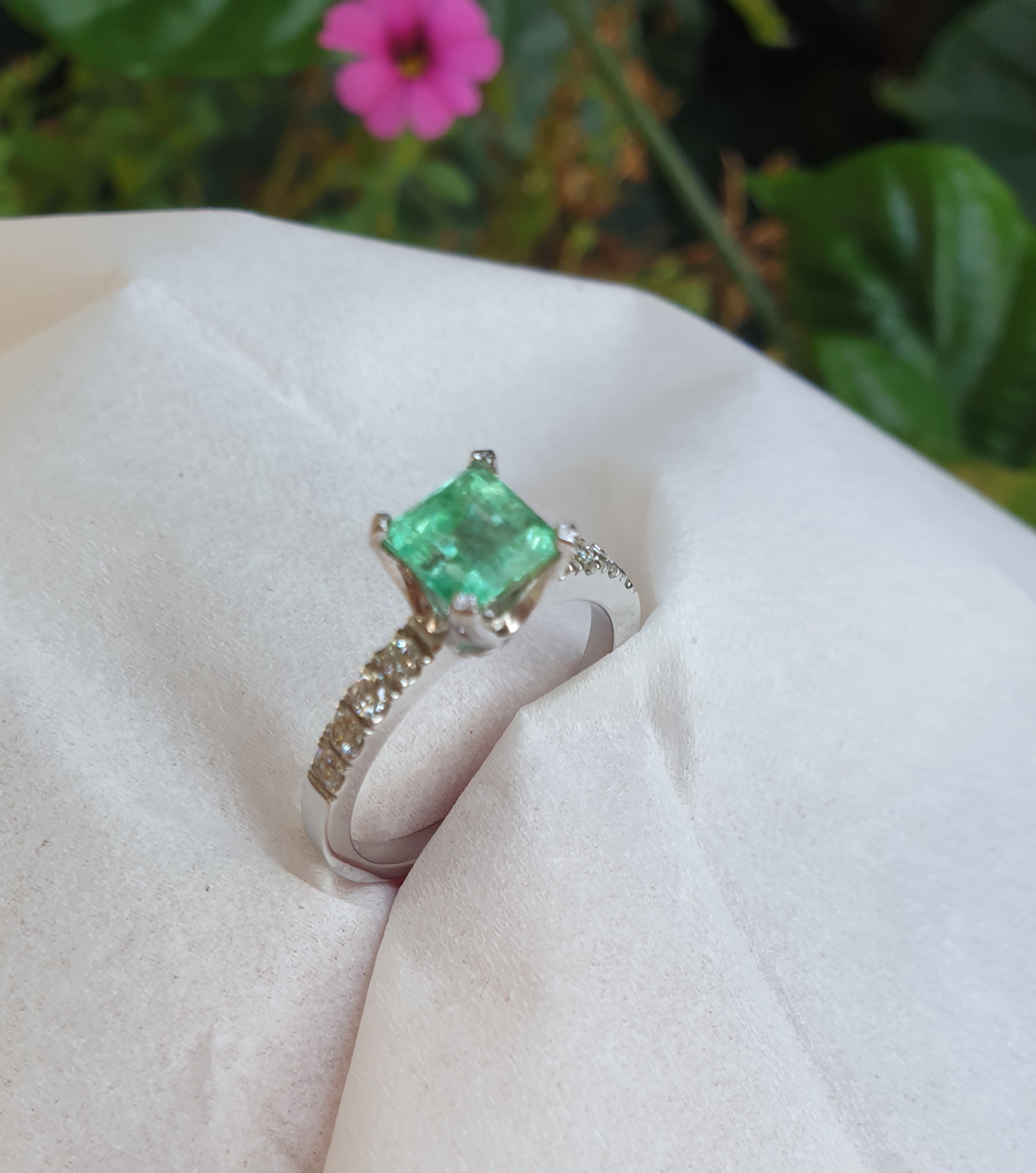תמונה 1 ,טבעת אמרלד ויהלומים בזהב 14  למכירה בראשון לציון תכשיטים  טבעות