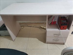 שולחן מחשב עם מגירות 