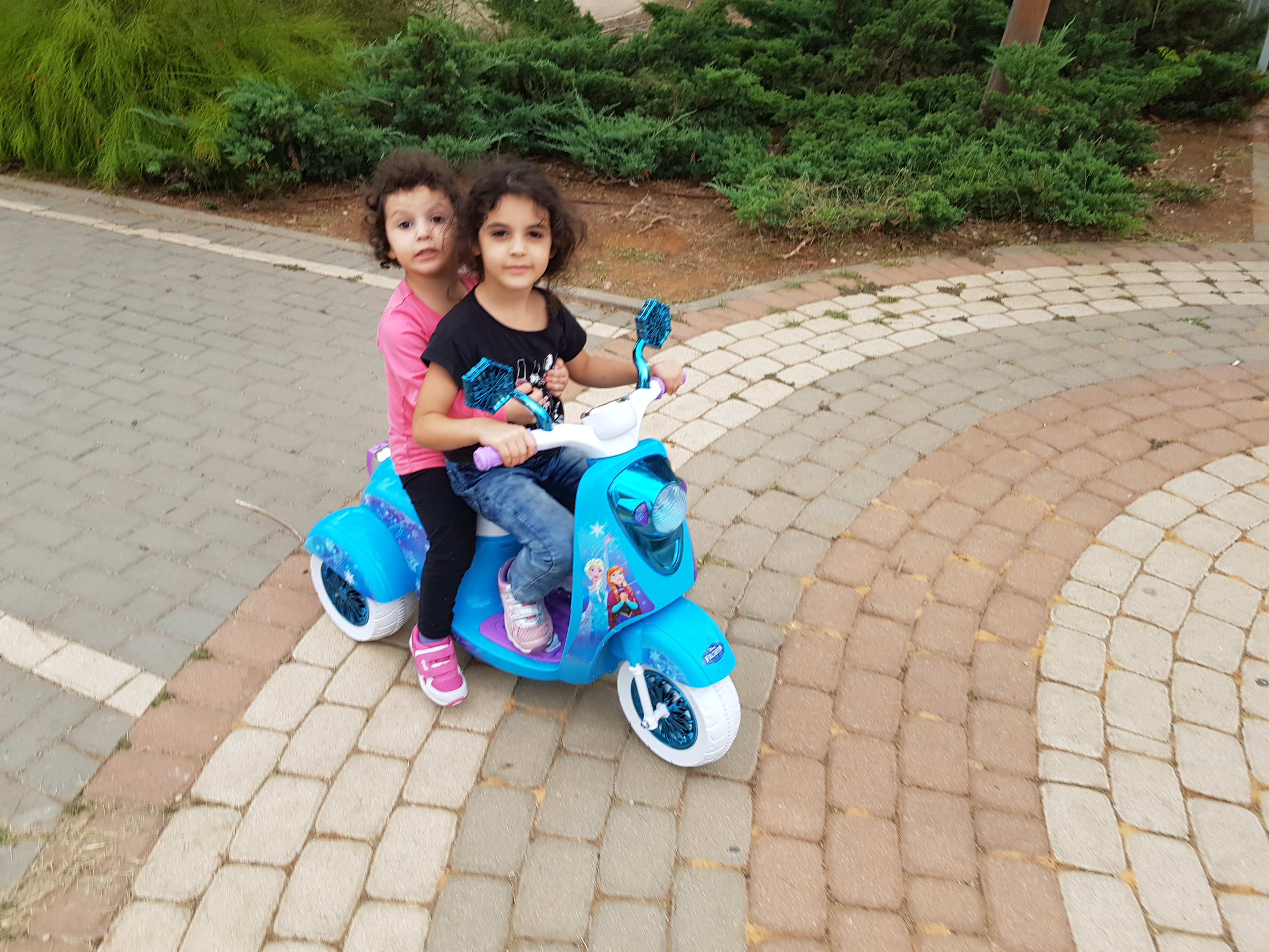 תמונה 2 ,אופנוע אנה ואלזה למכירה ברמלה לתינוק ולילד  ממונעים לילדים