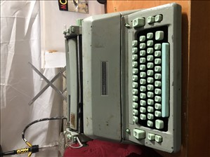 מכונת כתיבה עתיקה  