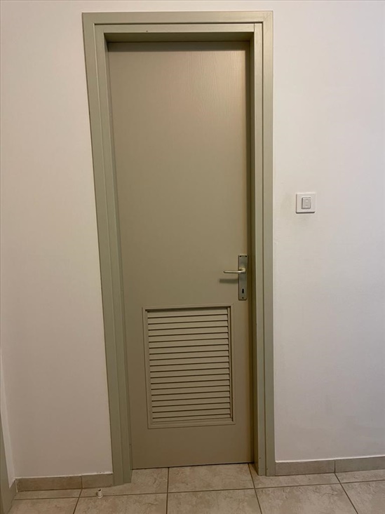 דלת לחדר ארונות / חדר 
