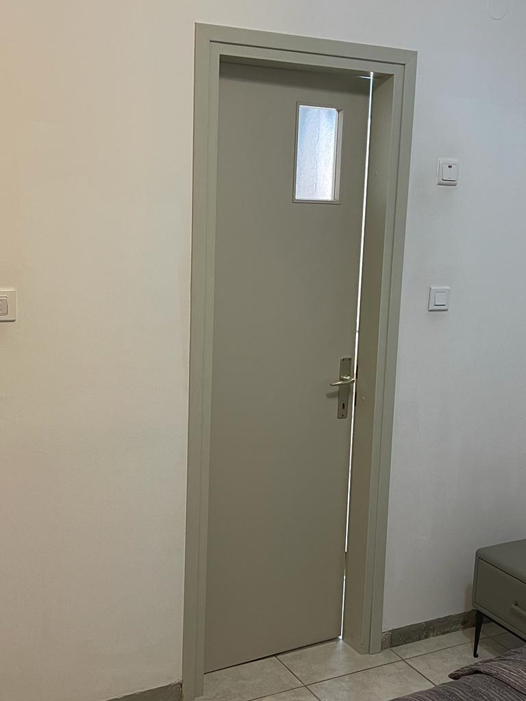 תמונה 2 ,דלת למקלחת / חדר למכירה במודיעיןמכביםרעות ריהוט  דלתות