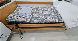 מיטה רפואית עם שלט 