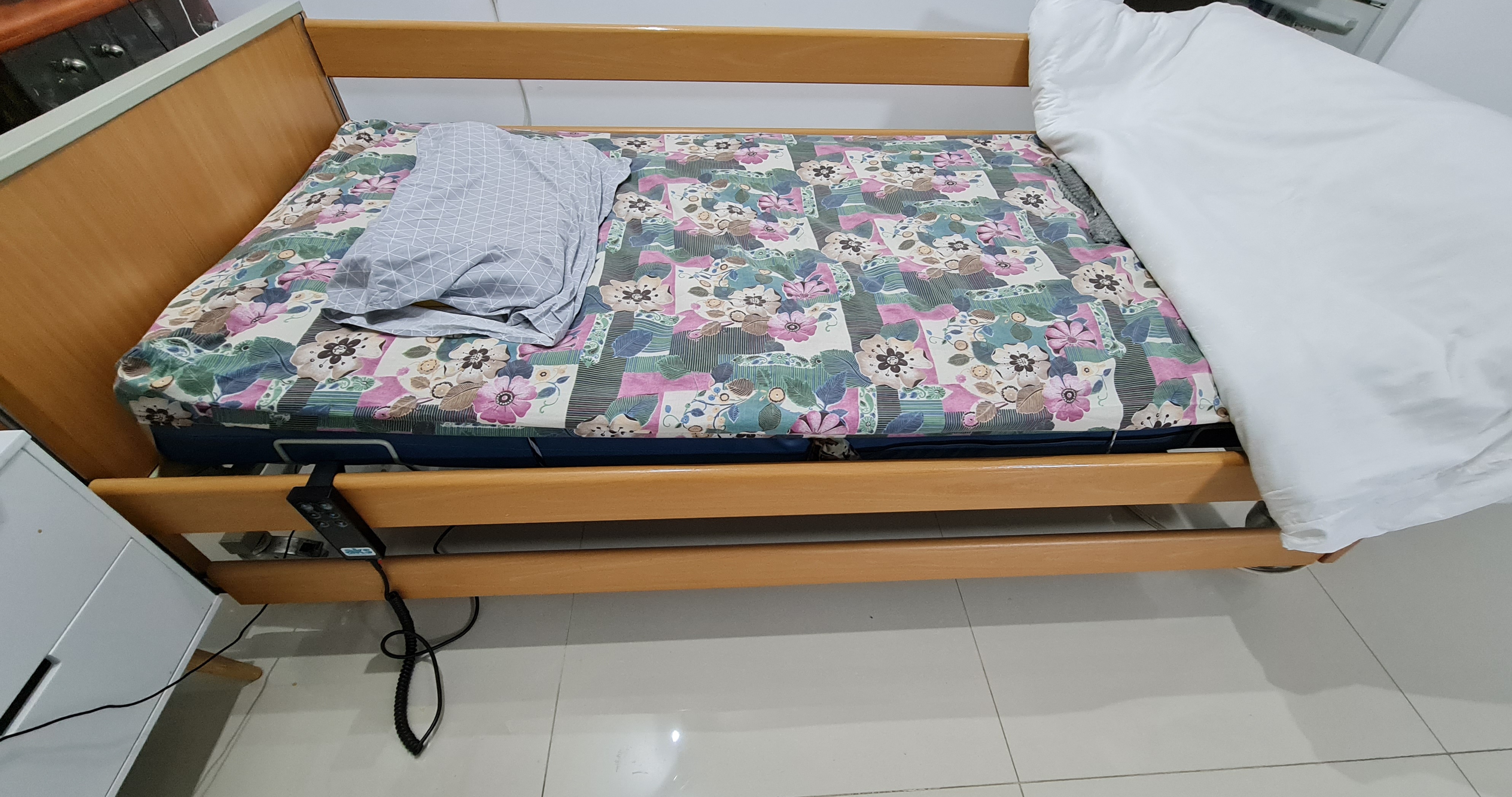 תמונה 1 ,מיטה רפואית עם שלט למכירה בנתניה ציוד סיעודי/רפואי  מיטה