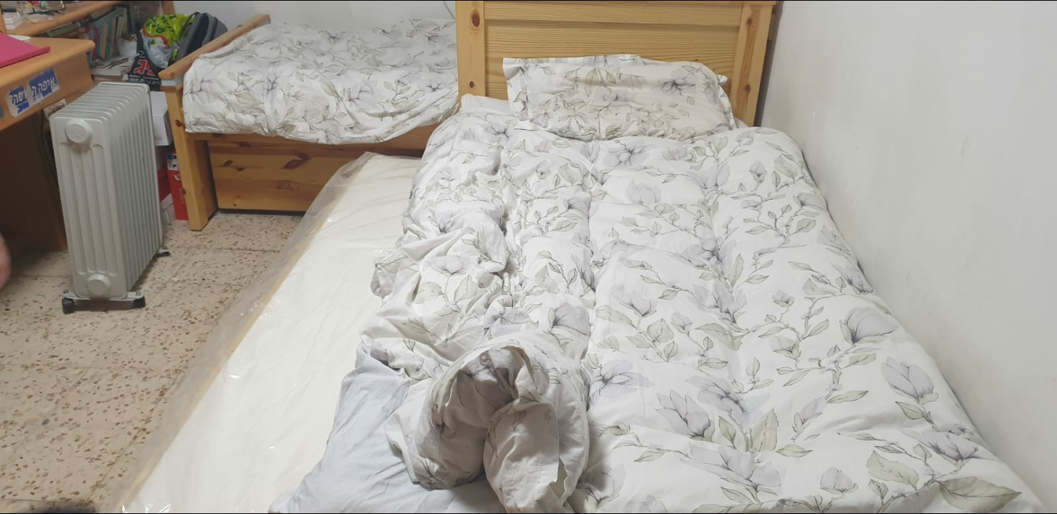 תמונה 1 ,2 מיטות מעץ עם מזרונים ומיטה  למכירה בחיפה ריהוט  חדרי שינה