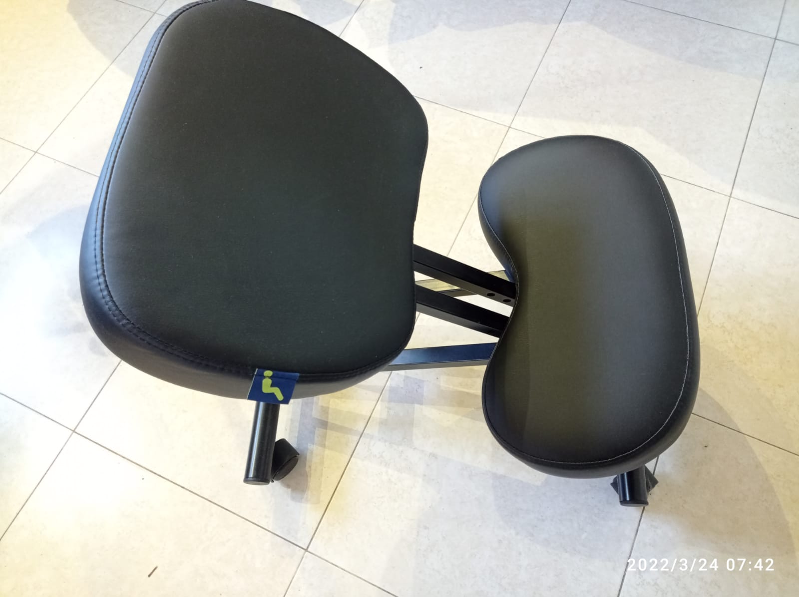 תמונה 1 ,2 כיסאות ברכיים ד"ר גב למכירה בפתח תקווה ריהוט  ריהוט משרדי