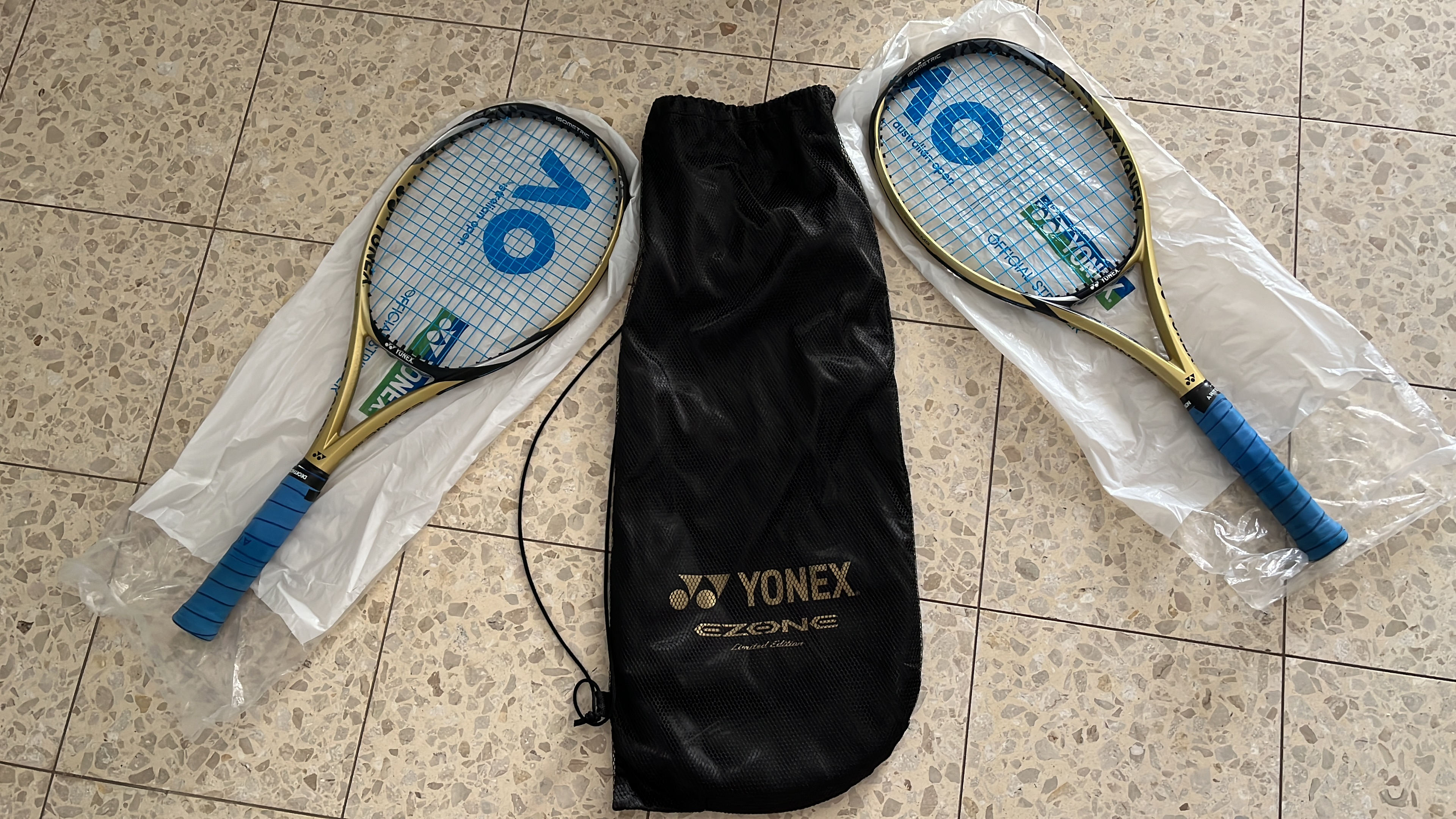 תמונה 1 ,שני מחבטי יונקס אי זון 98 למכירה בבנימינה-גבעת עדה ציוד ספורט  מחבטי טניס