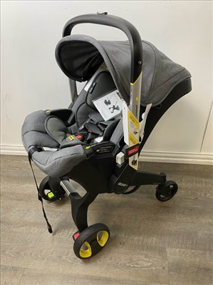 כיסא ועגלה לרכב לתינוק. 