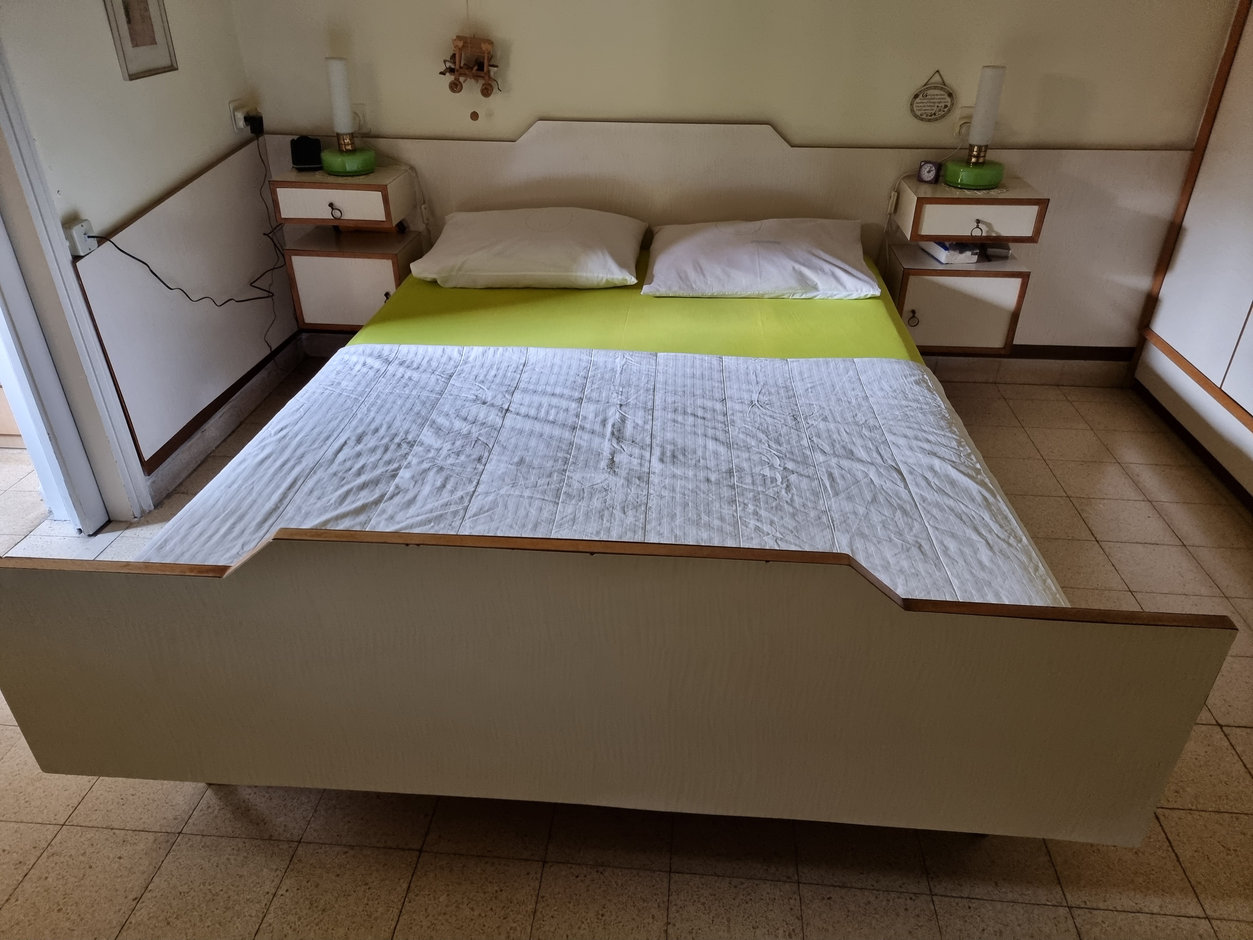 תמונה 1 ,מיטה זוגית+גב+שידות למכירה ברמת גן ריהוט  חדרי שינה