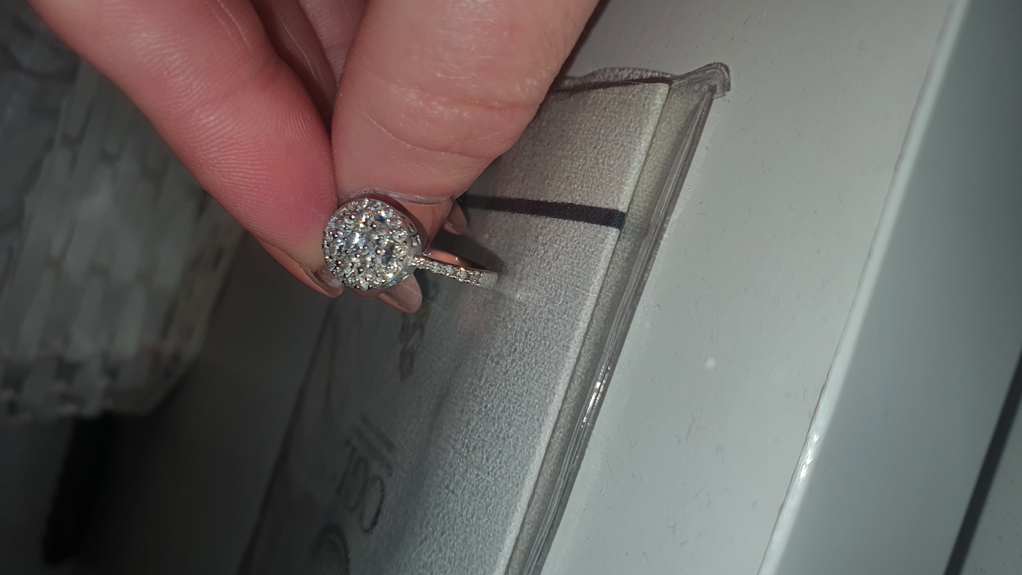 תמונה 2 ,טבעת אירוסין זהב לבן משובצת למכירה בבת ים תכשיטים  טבעות