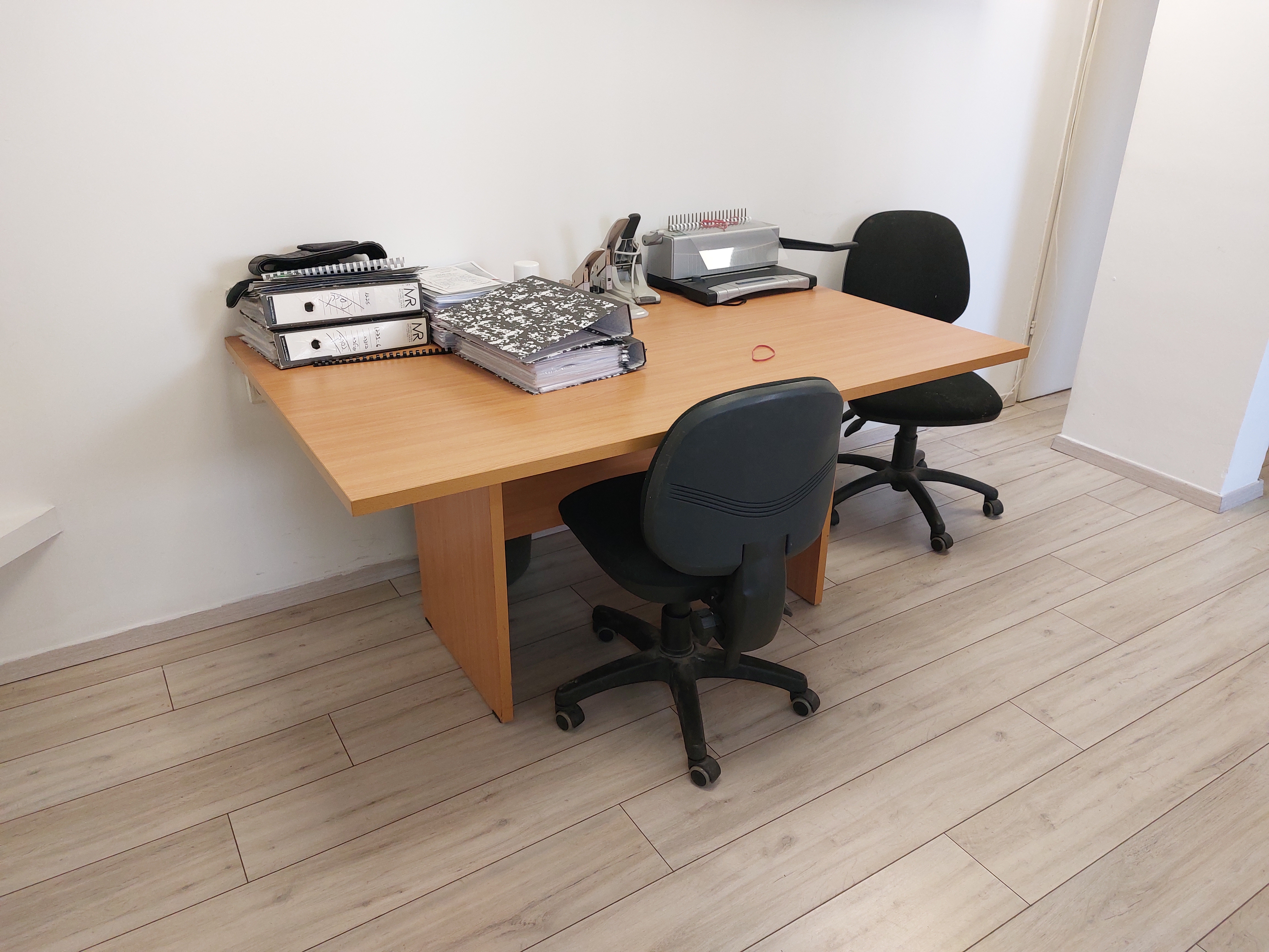 תמונה 3 ,שולחן,ארונית למכירה בהרצליה ריהוט  ריהוט משרדי