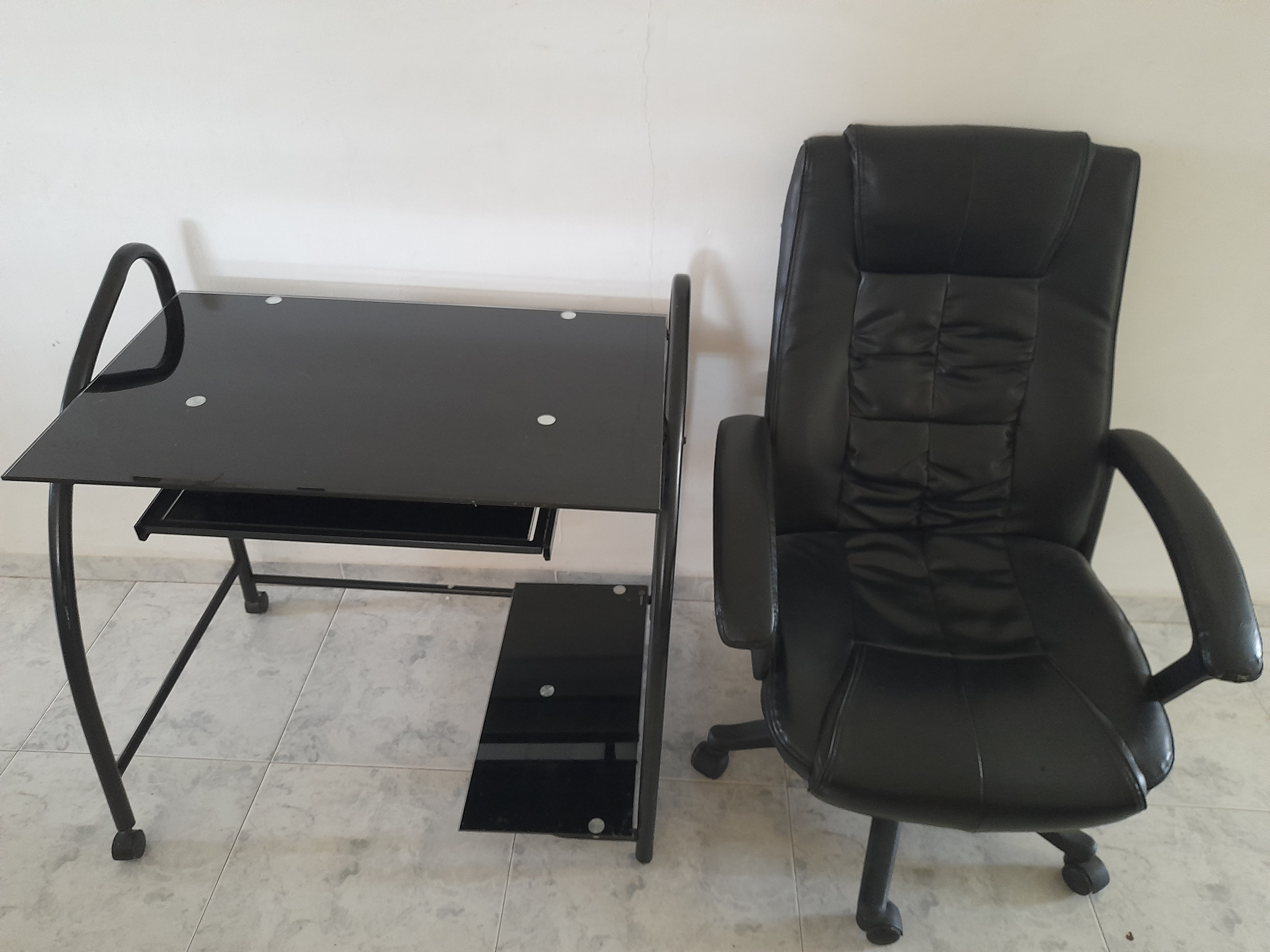 תמונה 1 ,שולחן וכיסא לנחשב למכירה בעפולה מחשבים וציוד נלווה  שונות