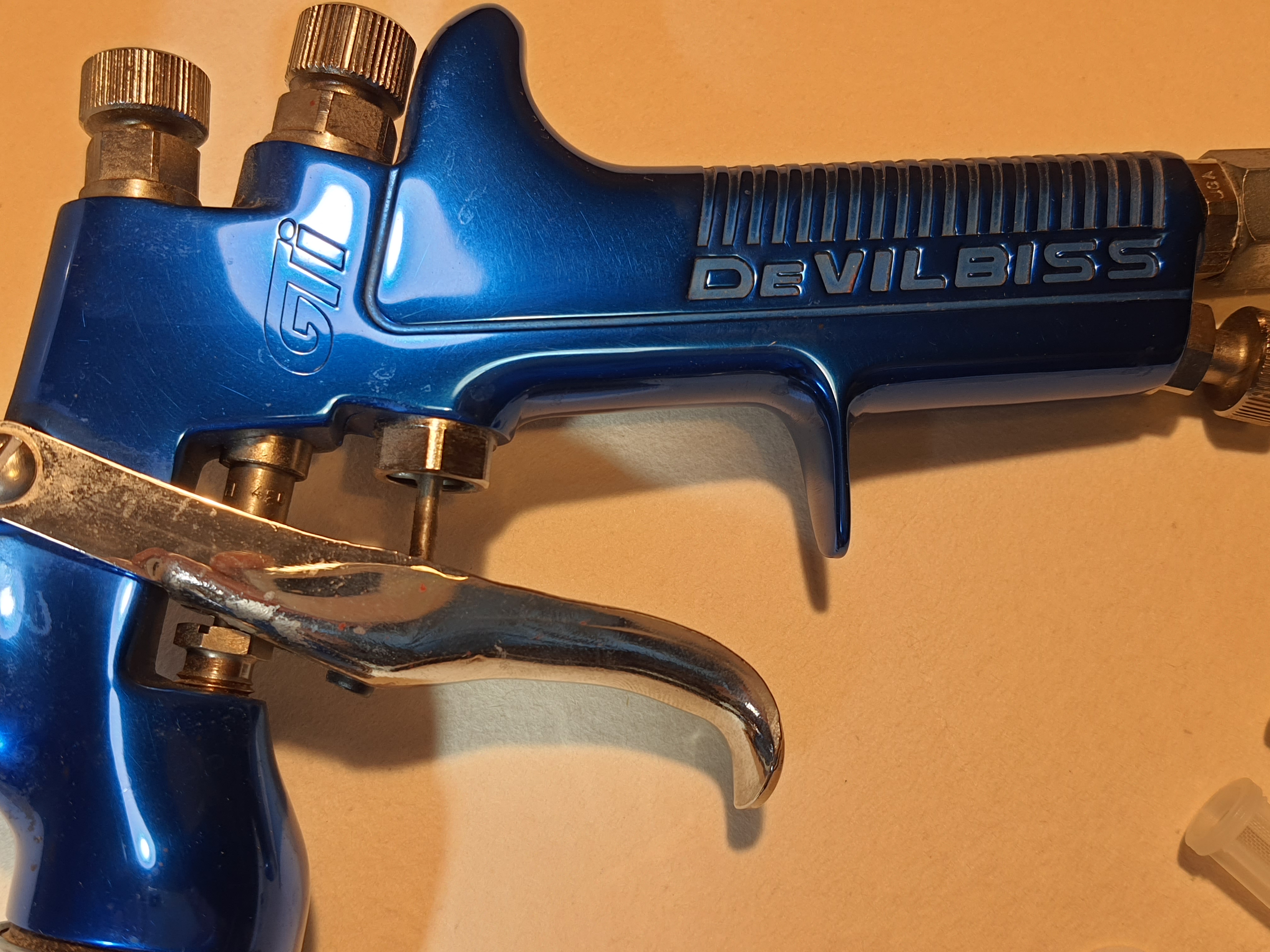 תמונה 3 ,מרסס צבע  DeVILBISS  למכירה בהוד השרון כלי עבודה  כלים לנגרות