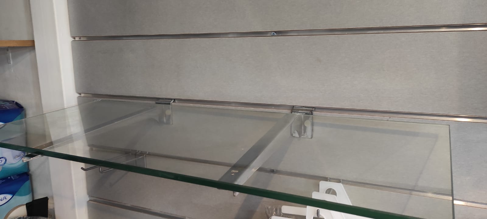 תמונה 1 ,מדפי זכוכית לתצוגה למכירה באשדוד ציוד לעסקים  ריהוט לעסקים