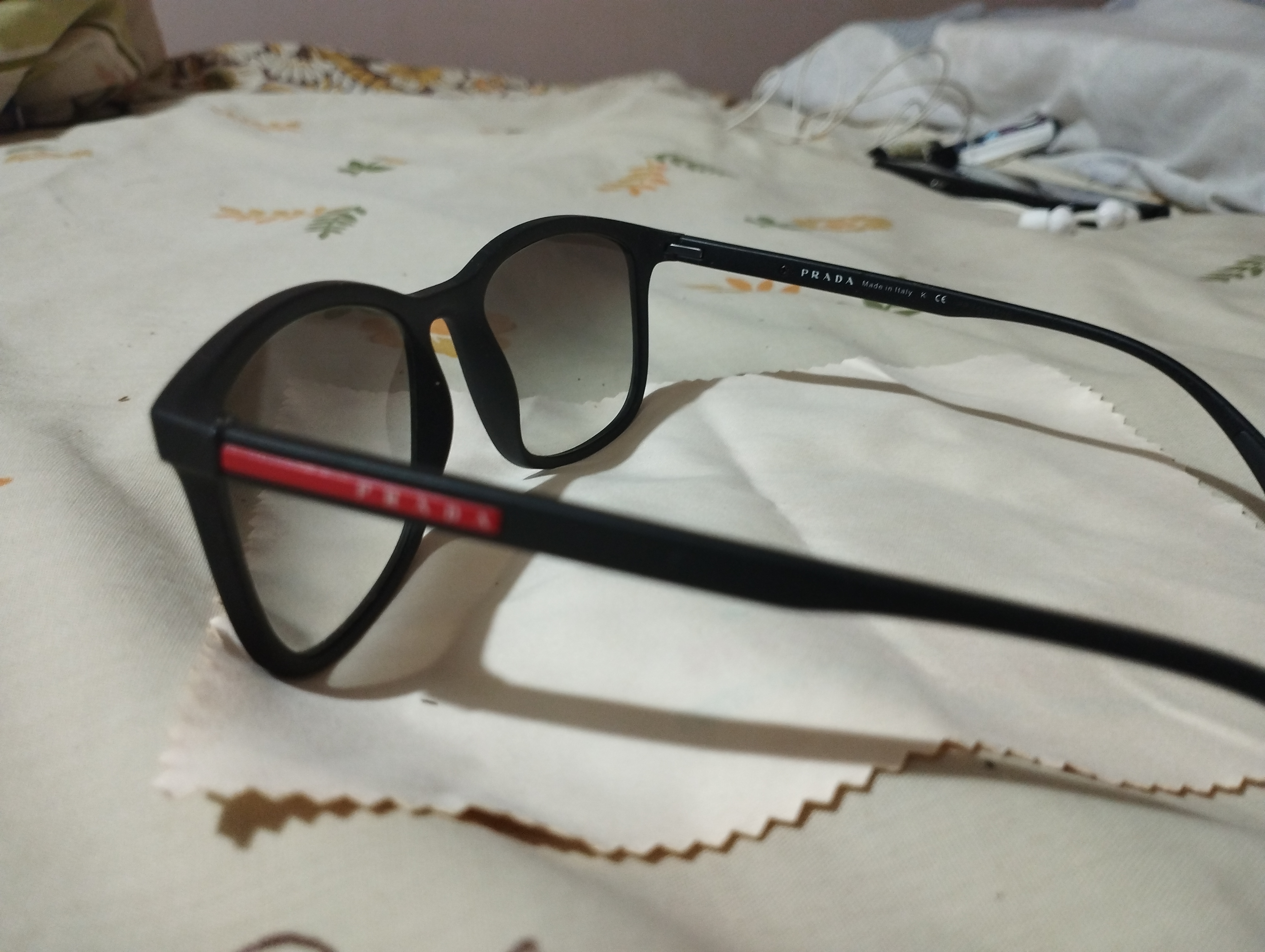 תמונה 2 ,משקפי שמש פראדה למכירה באביחיל משקפיים  משקפי מעצבים