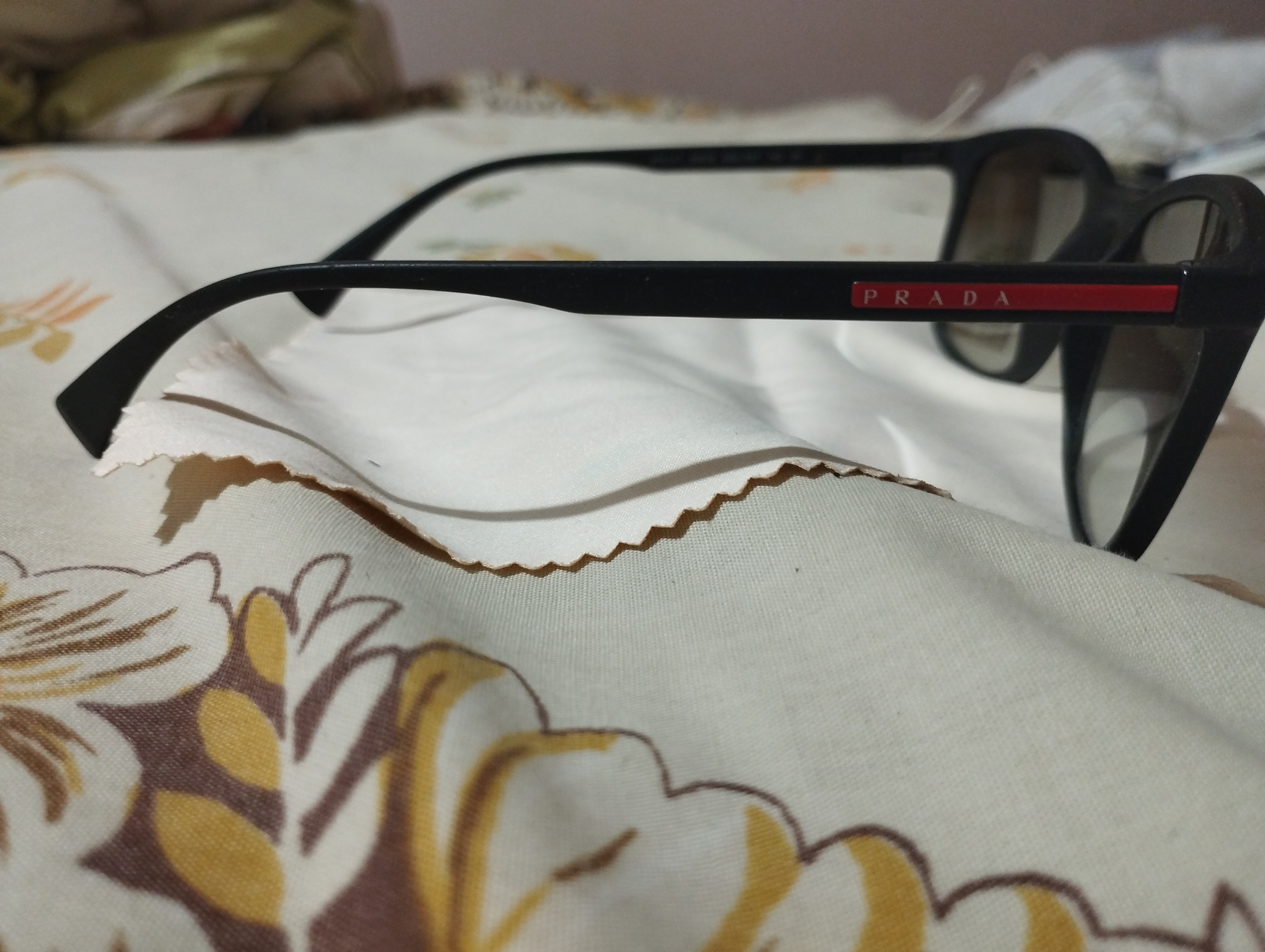 תמונה 3 ,משקפי שמש פראדה למכירה באביחיל משקפיים  משקפי מעצבים