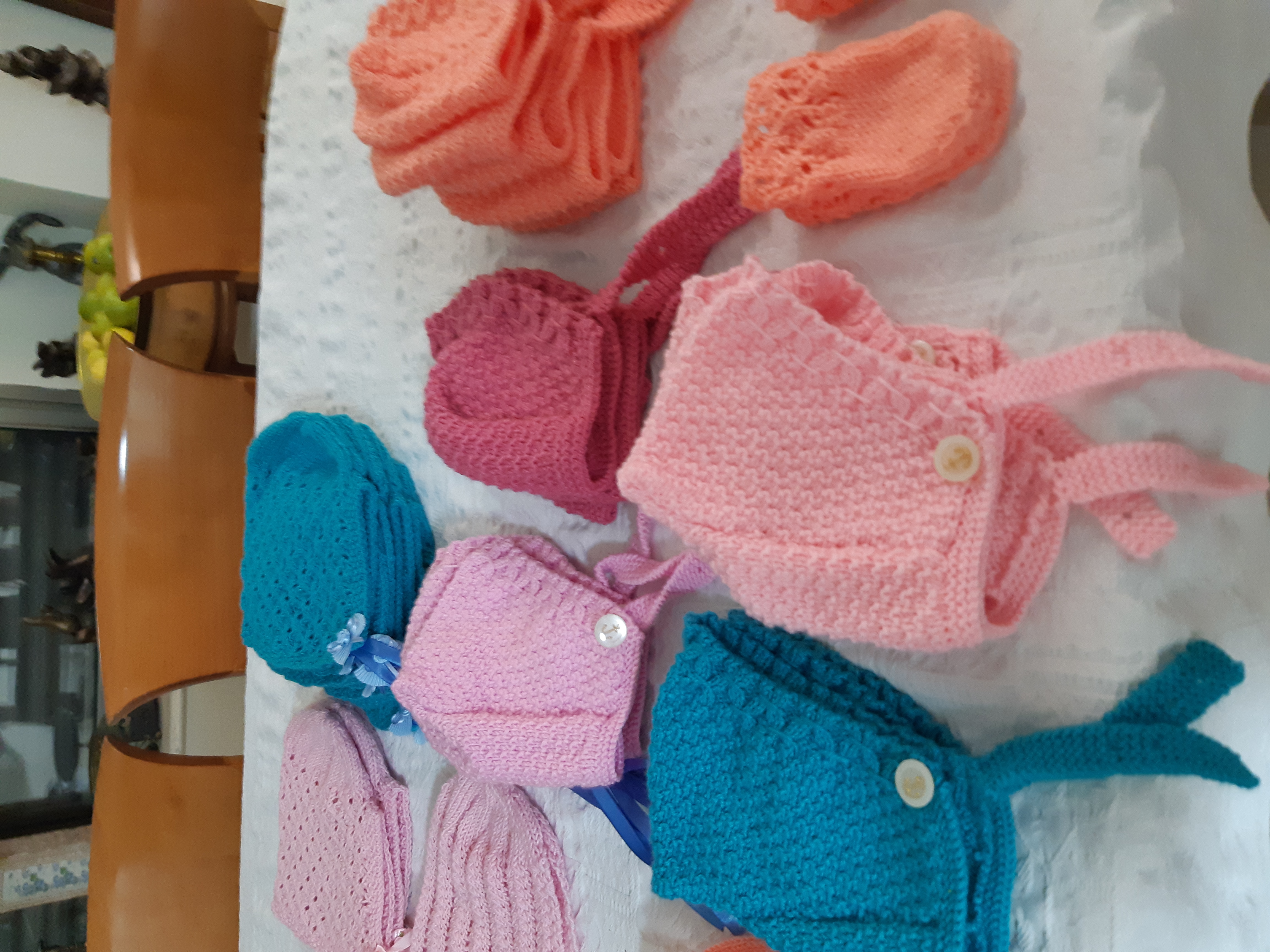 תמונה 5 ,סטוק של כובעים נעלים וכפפות  למכירה באזור לתינוק ולילד  ביגוד והנעלה