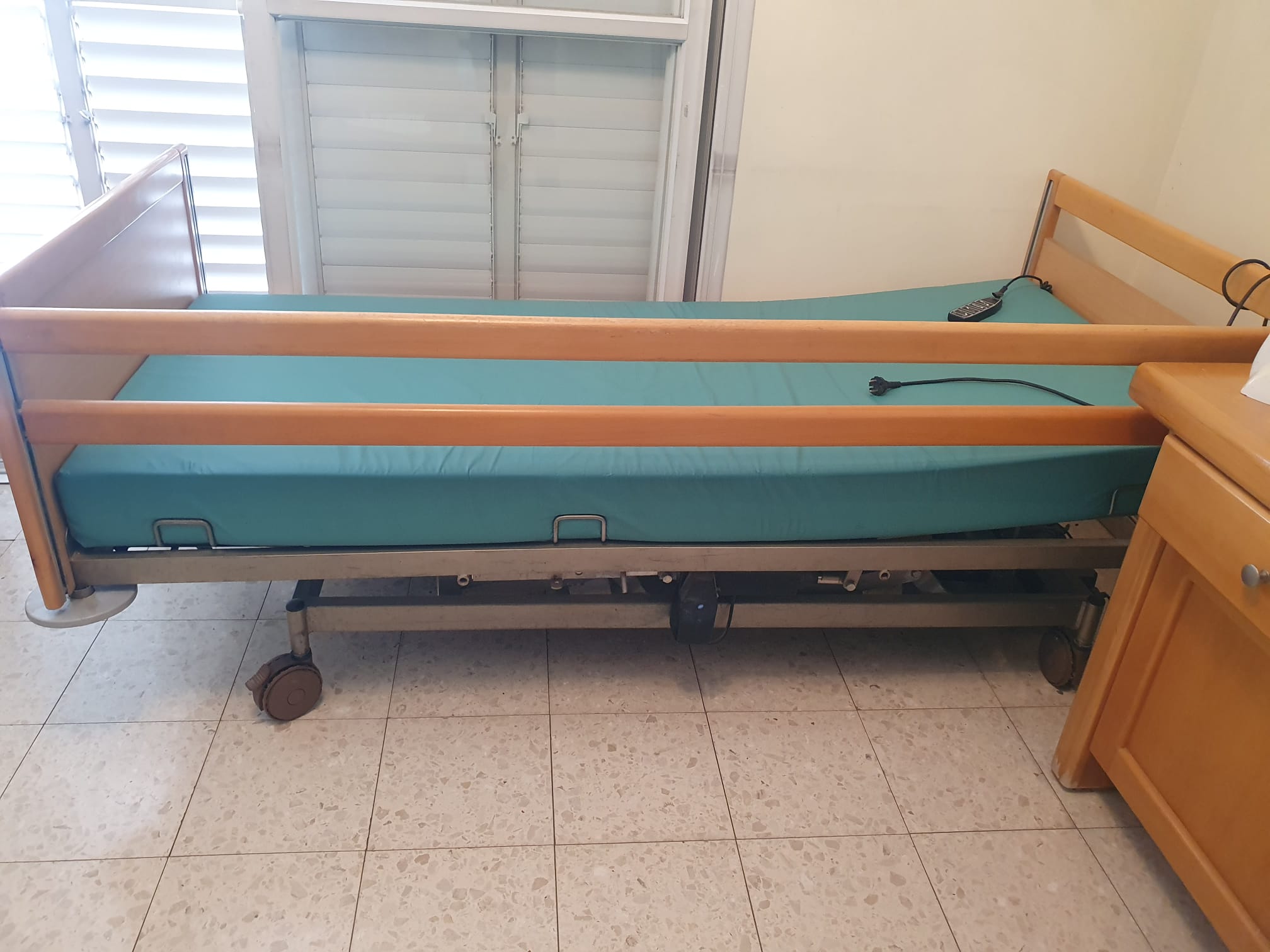 תמונה 1 ,מיטה סיעודית חשמלית למכירה בפתח תקווה ציוד סיעודי/רפואי  מיטה
