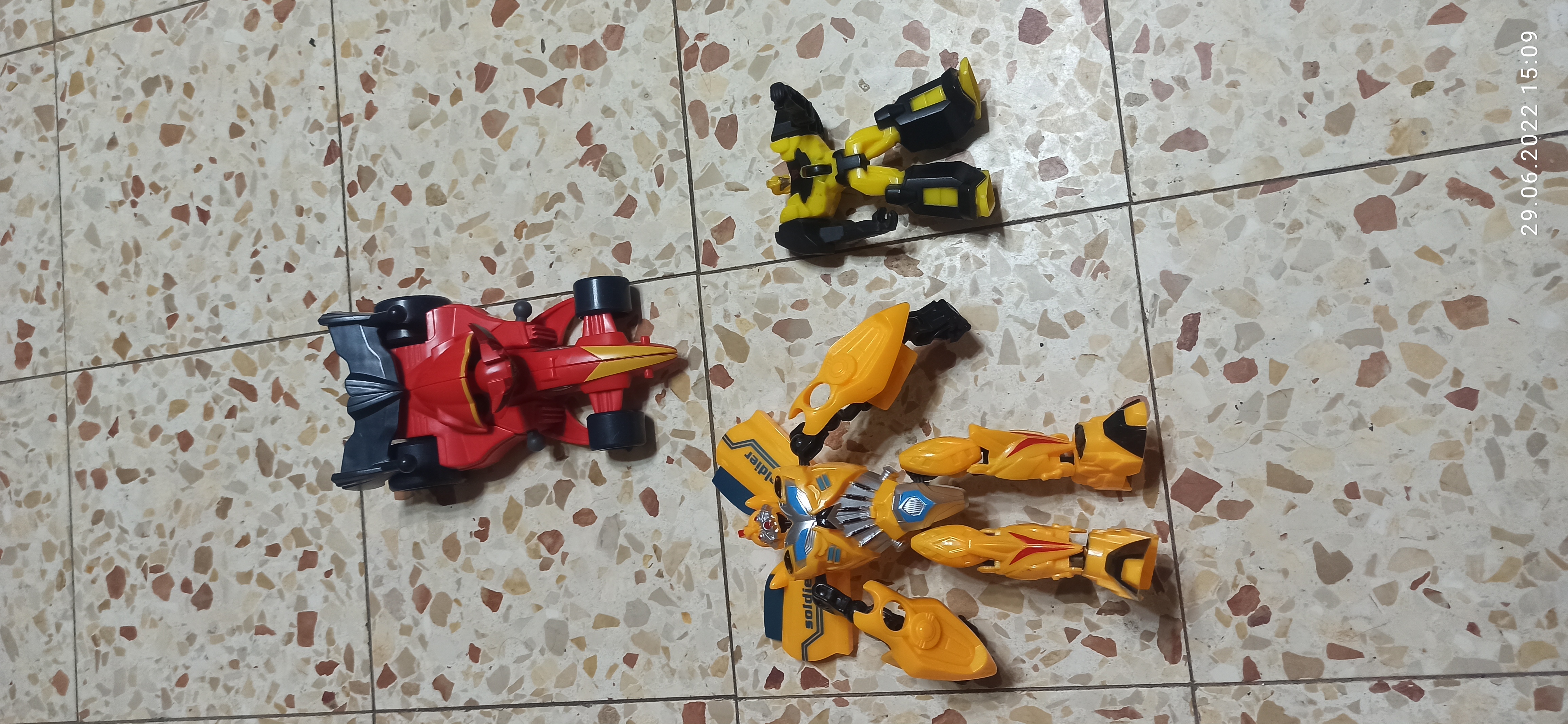 תמונה 1 ,2 רובוטריקים ומכונית של סופרהי למכירה ביבנה לתינוק ולילד  משחקים וצעצועים