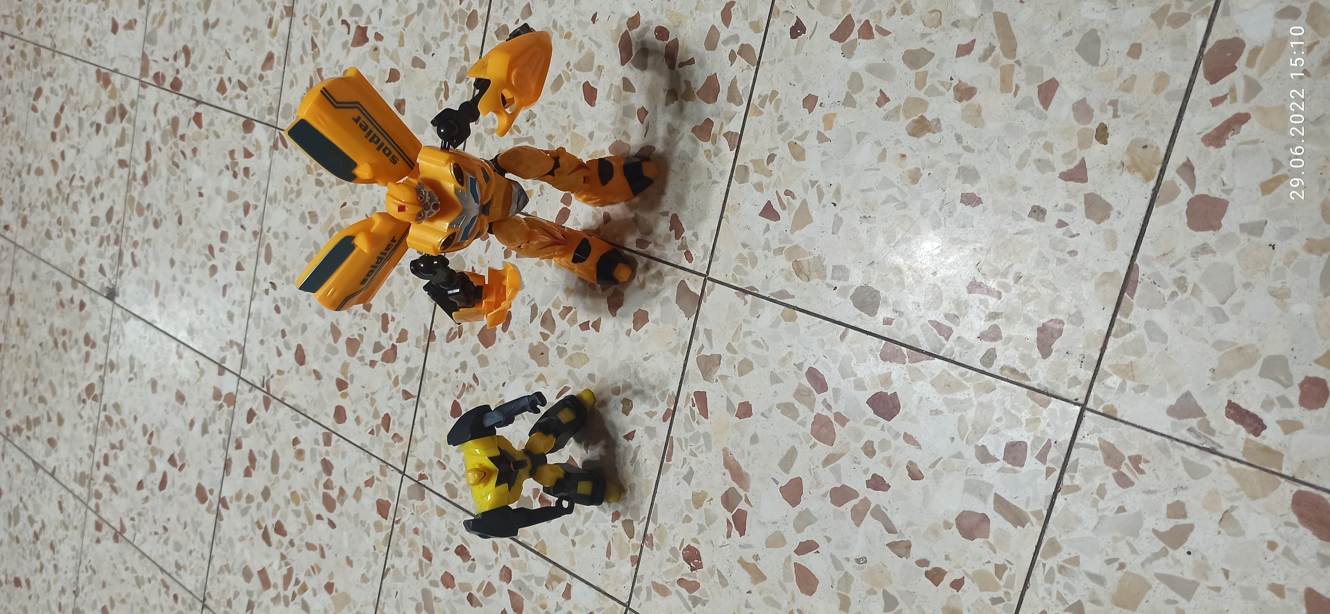 תמונה 2 ,2 רובוטריקים ומכונית של סופרהי למכירה ביבנה לתינוק ולילד  משחקים וצעצועים