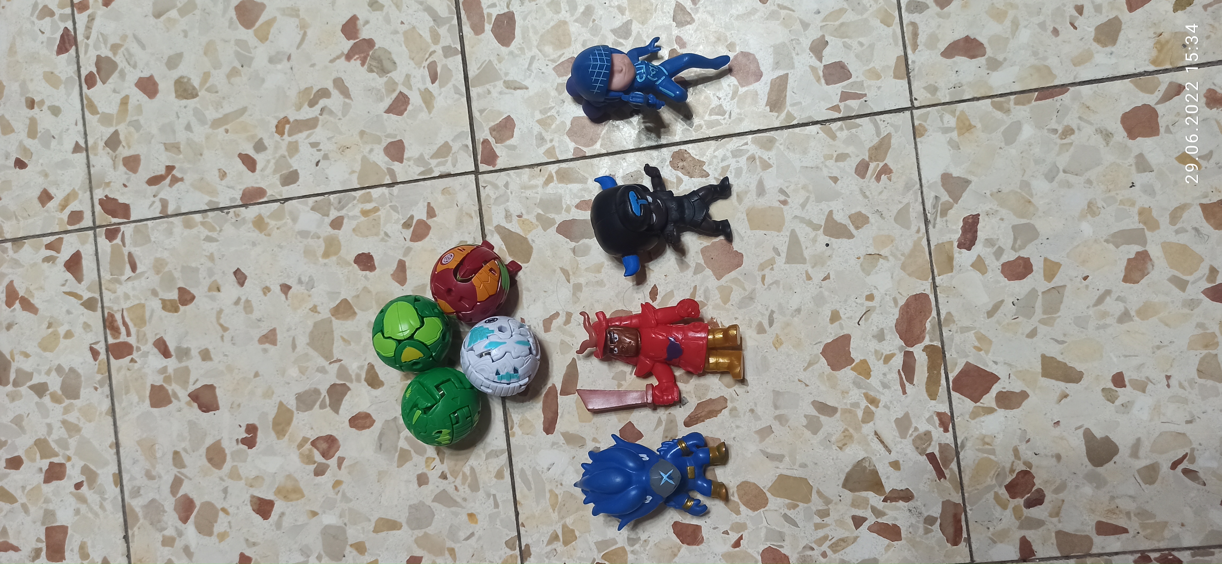 תמונה 1 ,4 דמויות 4 כדורים מתפרקים למכירה ביבנה לתינוק ולילד  משחקים וצעצועים
