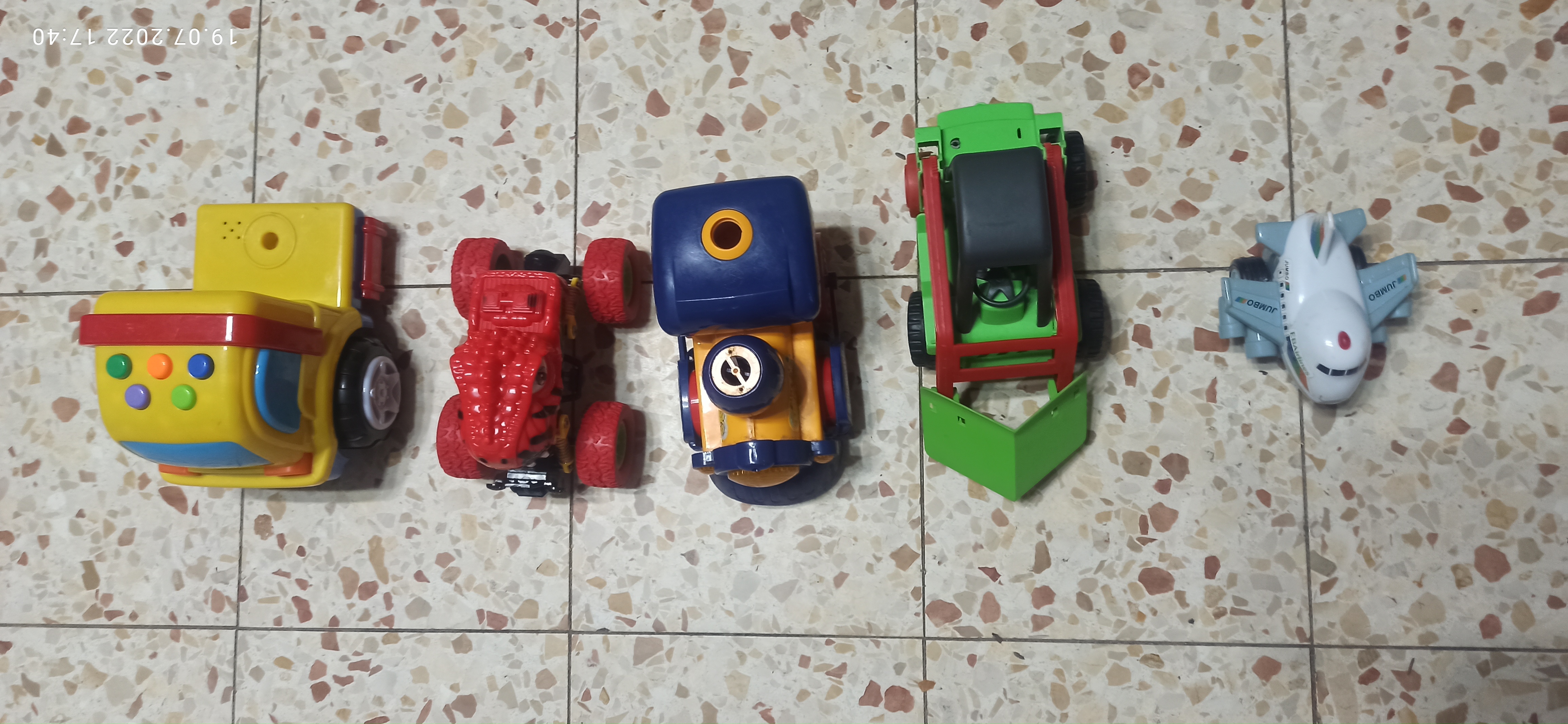 תמונה 1 ,4 מכוניות  1 מטוס גמבו למכירה ביבנה צעצועי ילדים  מכוניות