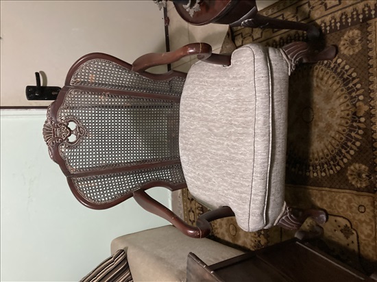 כורסא עתיקה בת 100