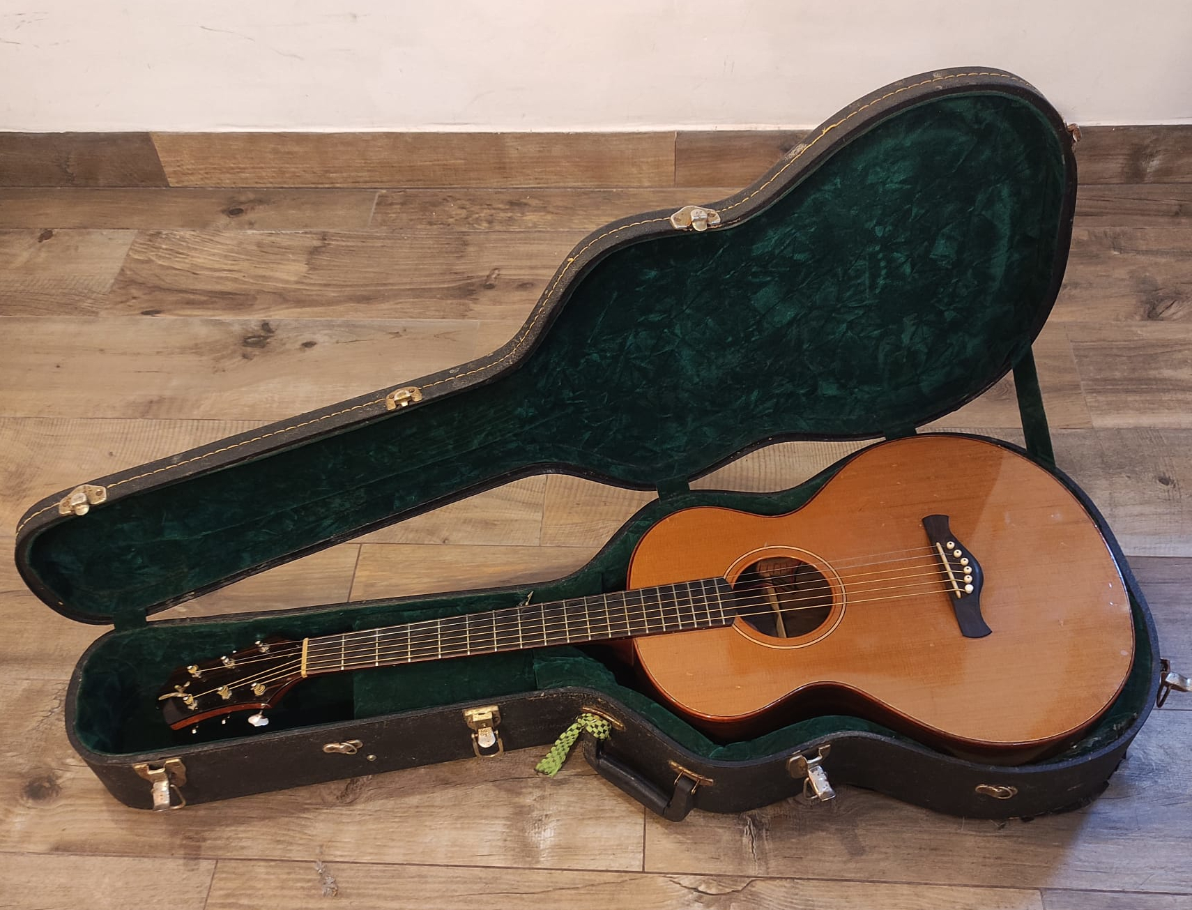 תמונה 1 ,גיטרה קאסטום למכירה בירושלים כלי נגינה  גיטרה אקוסטית