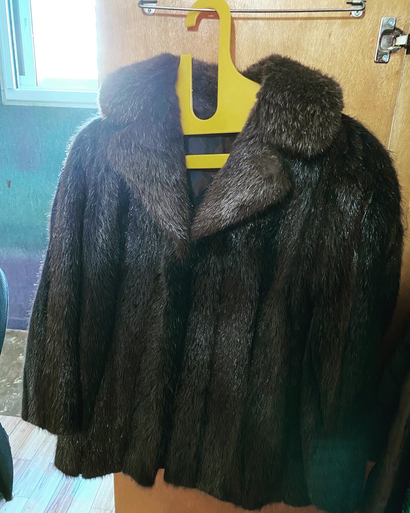 תמונה 2 ,מעיל פרווה למכירה בתל אביב יד-שניה לנשים  בגדי נשים
