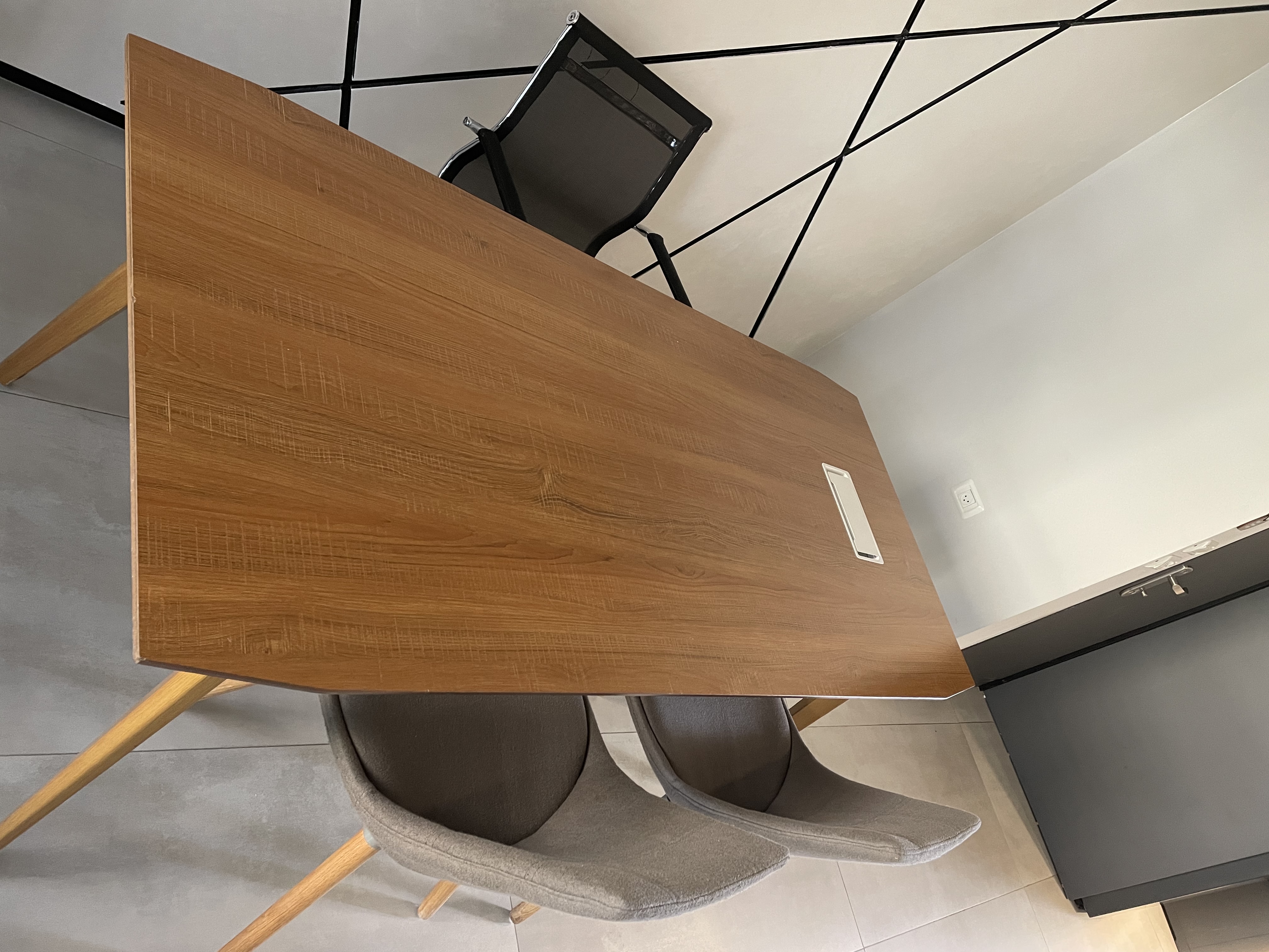 תמונה 1 ,שולחן משרדי למכירה בלוד ציוד משרדי  ריהוט משרדי