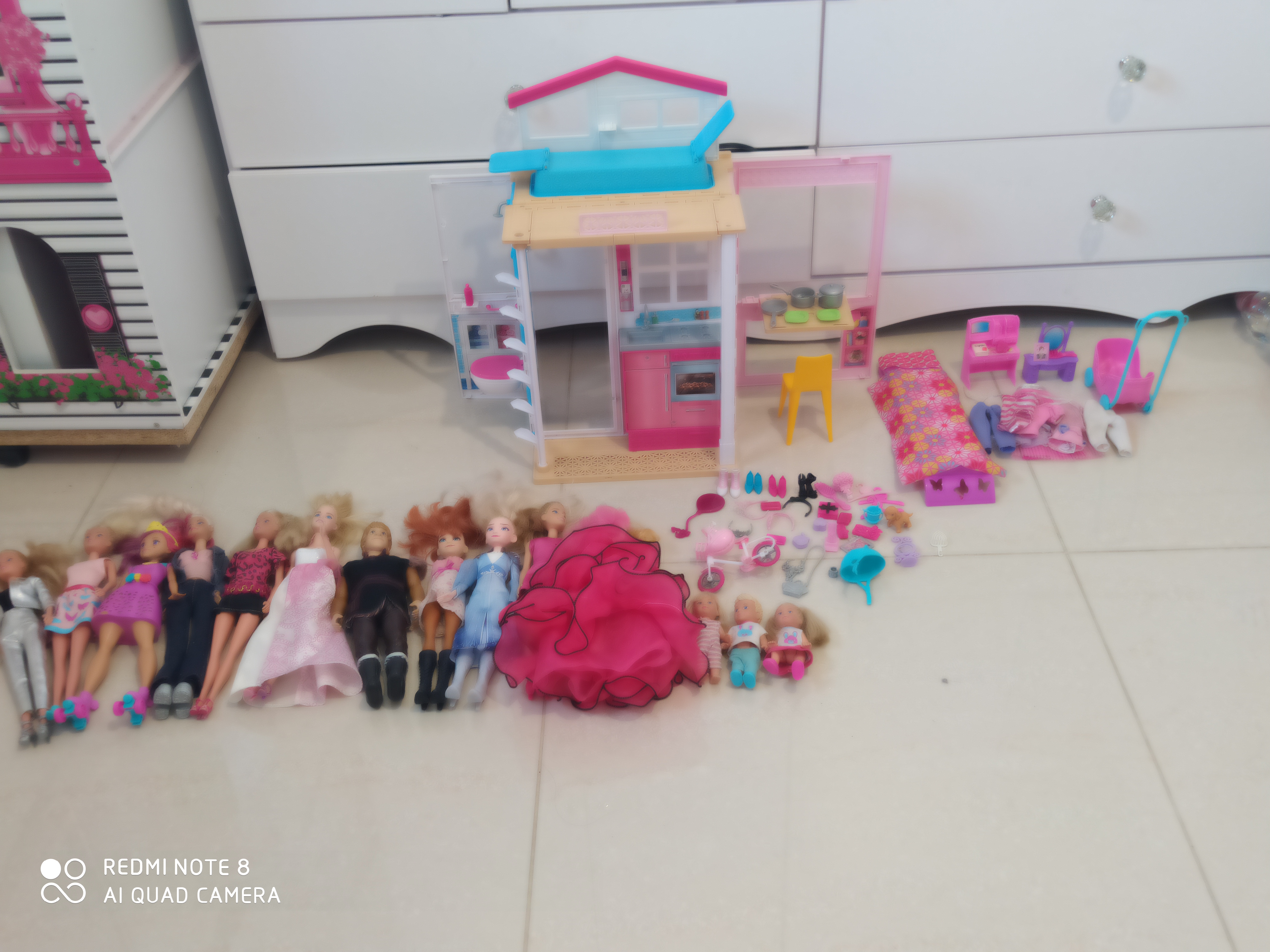תמונה 2 ,בית ברביות + אביזרים + 14 ברבי למכירה בבית שמש צעצועי ילדים  בובות