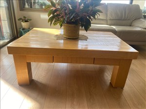 שולחן עץ מלא חום אגוז 