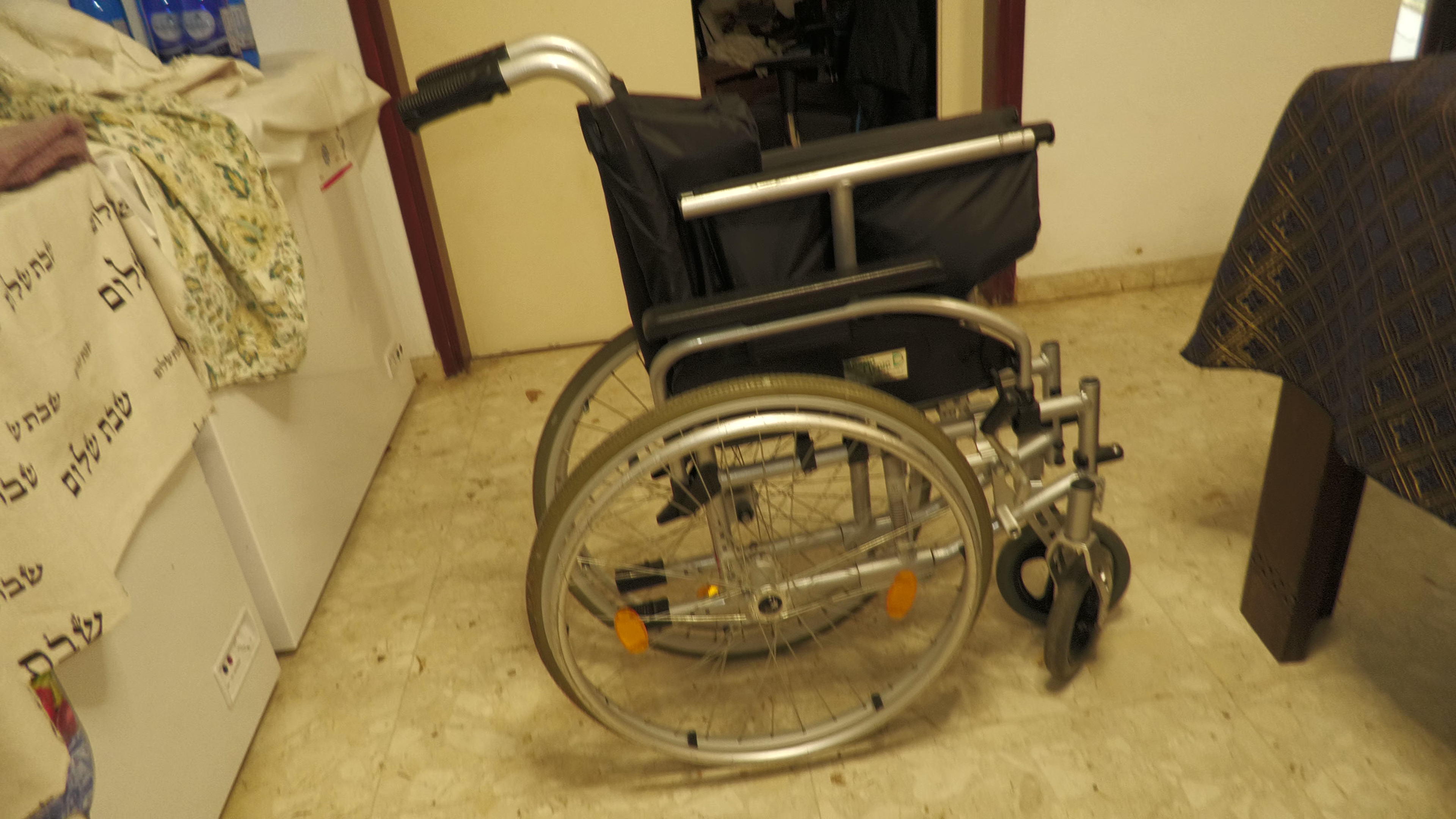 תמונה 2 ,כסא גלגלים מתקפל B+B למכירה בהרצליה ציוד סיעודי/רפואי  כסא גלגלים