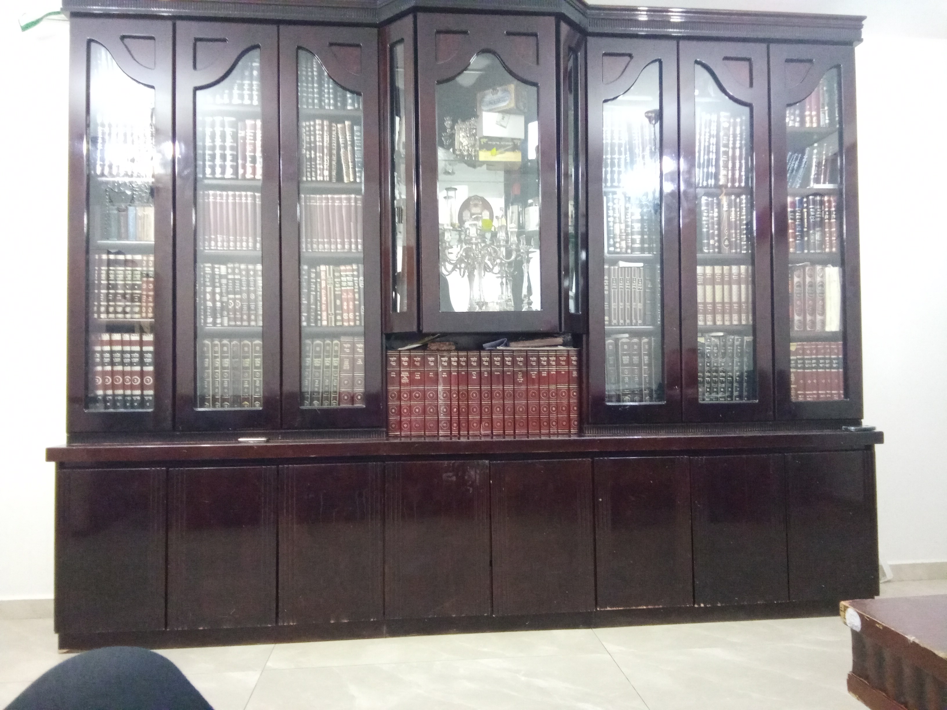 תמונה 1 ,ספריה עם דלתות של נגר למכירה במודיעין עילית ריהוט  ספריה