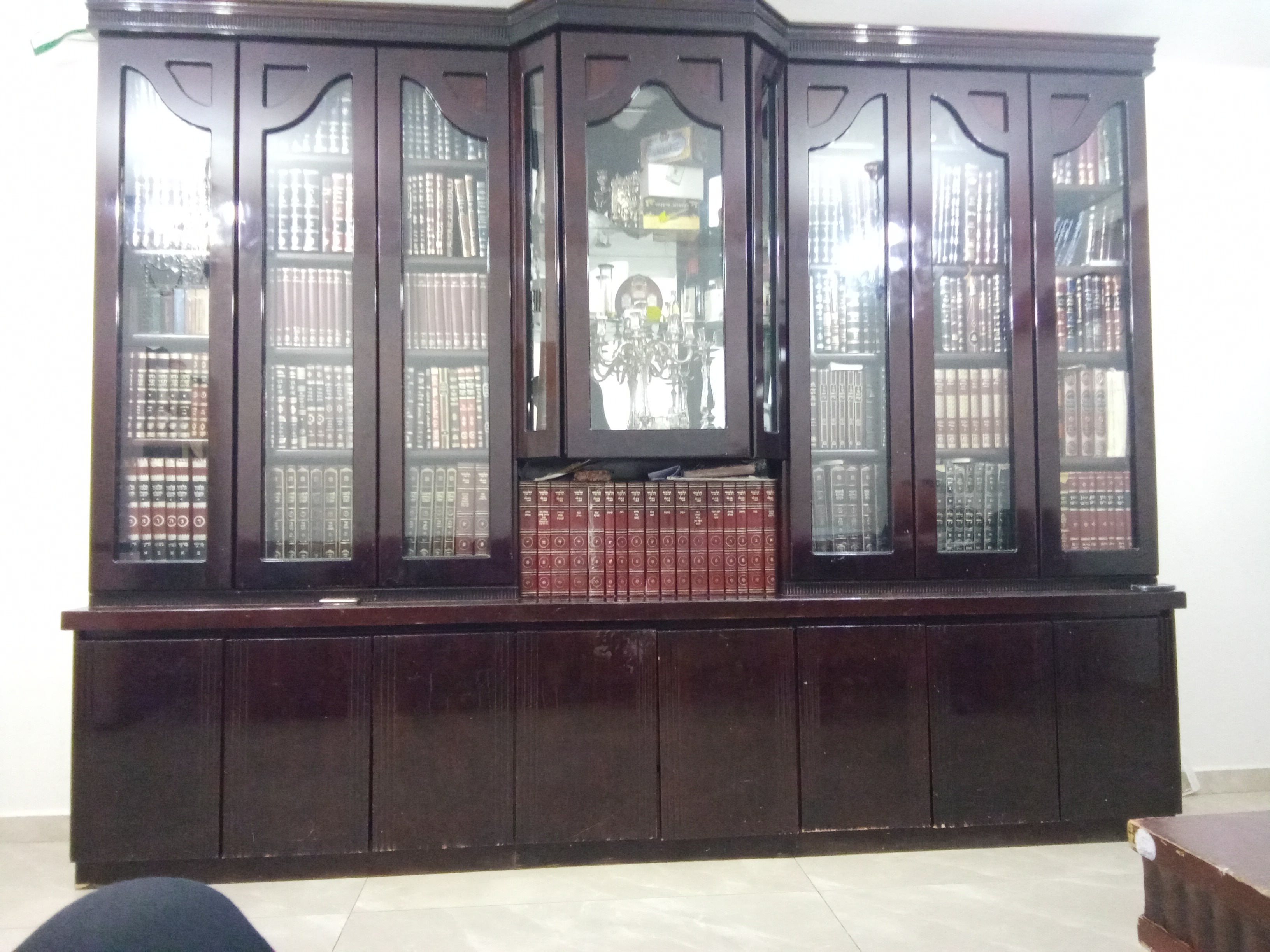 תמונה 2 ,ספריה עם דלתות של נגר למכירה במודיעין עילית ריהוט  ספריה
