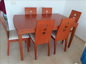 שולחן ושש כסאות 
