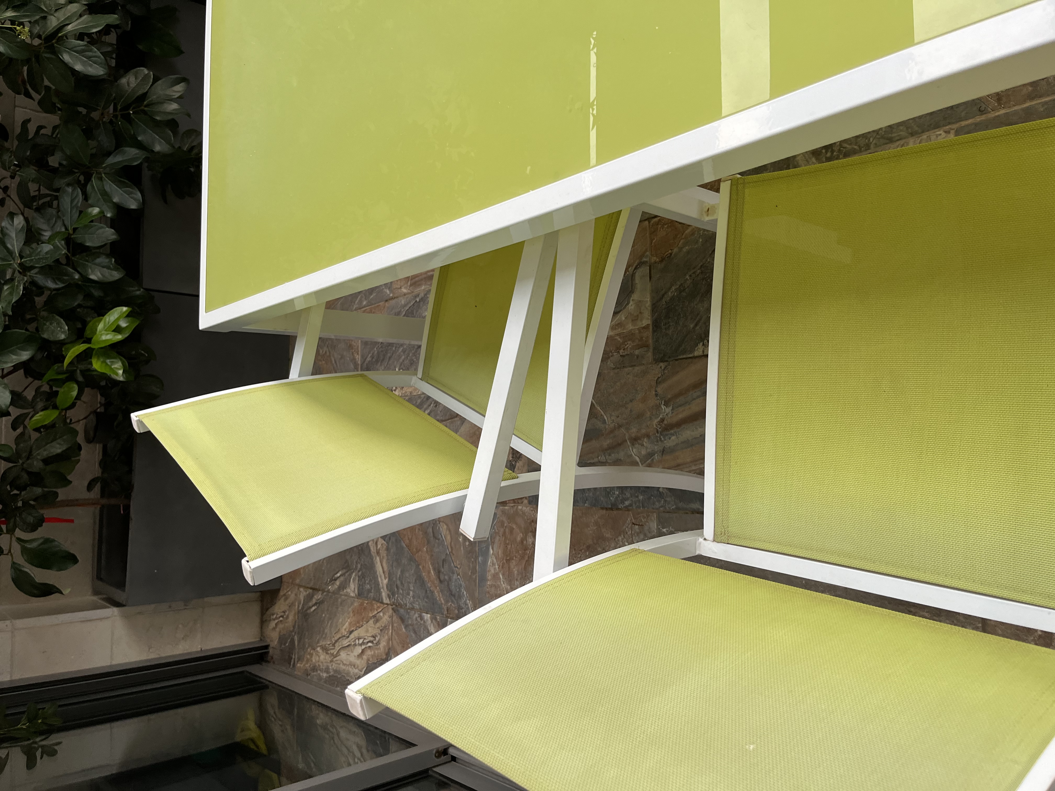 תמונה 2 ,שולחן עם 4 כסאות במצב טוב למכירה בכפרסבא הירוקה לגינה  ריהוט לגינה