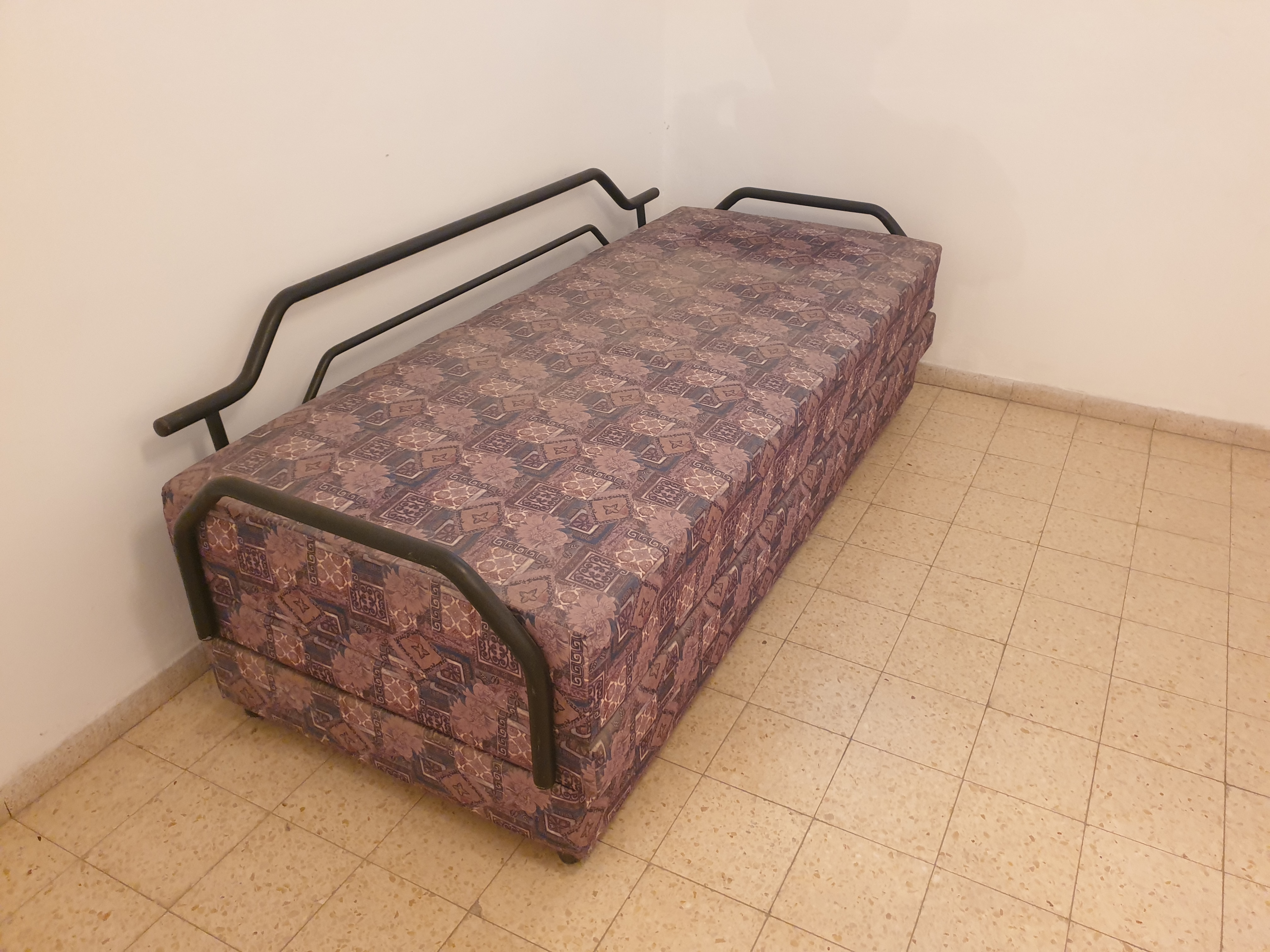 תמונה 4 ,ארון עץ, מיטה וחצי, סלון פינתי למכירה בטבריה ריהוט  ארונות
