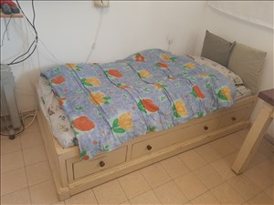 מיטת יחיד מרווחת מעץ אורן מלא 