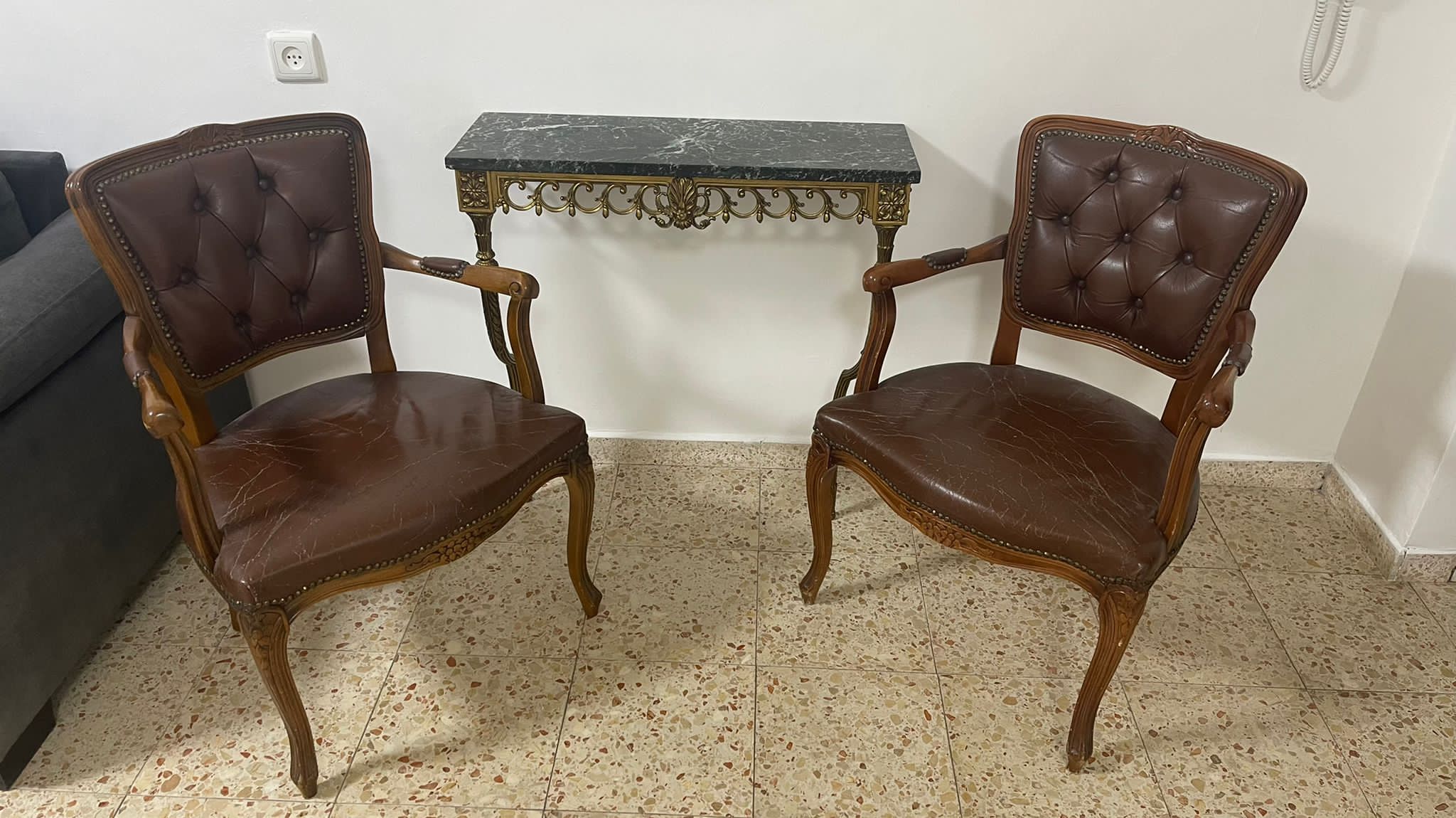 תמונה 1 ,כיסאות מעור ועץ חום וינטג למכירה ברמת גן ריהוט  כיסאות