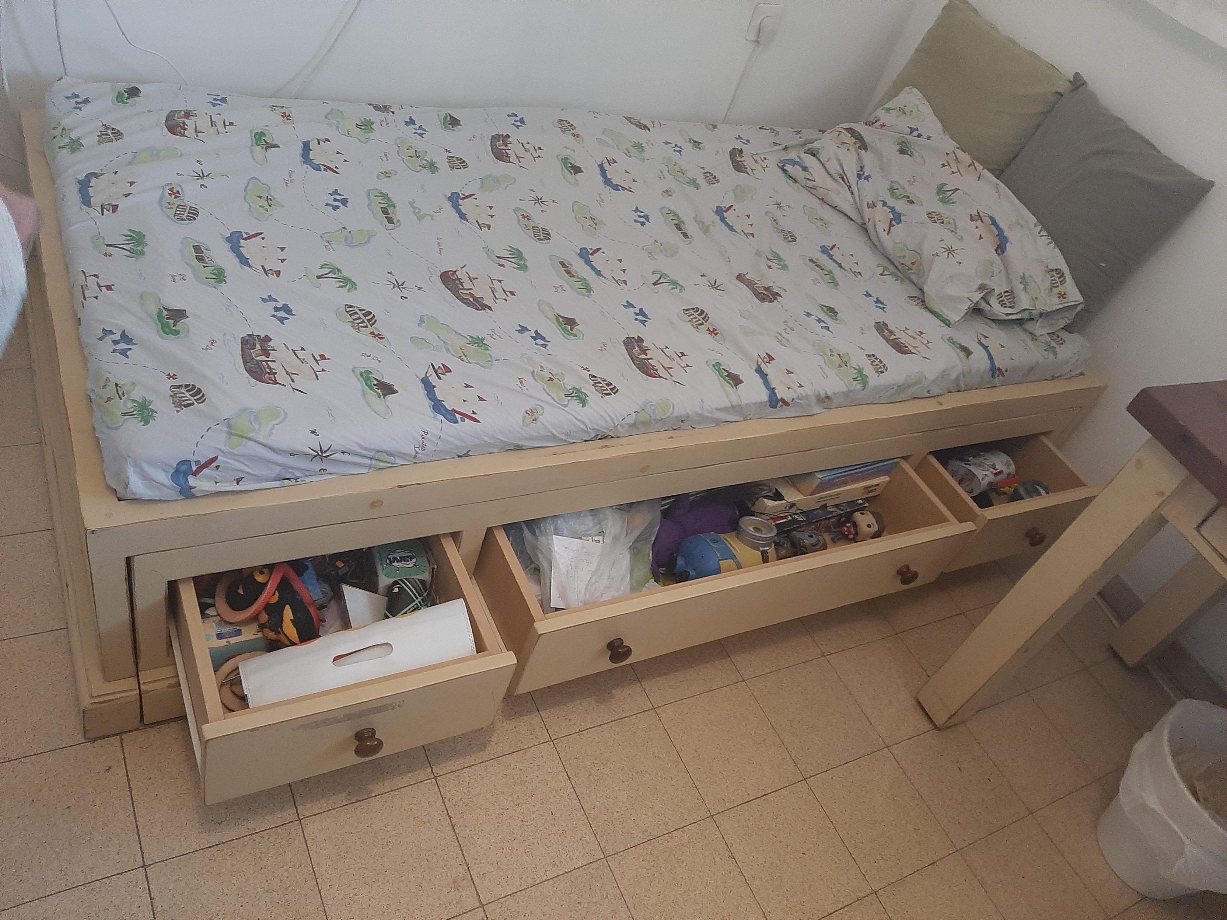 תמונה 2 ,מיטת יחיד מרווחת מעץ אורן מלא למכירה בקרית אונו ריהוט  מיטות