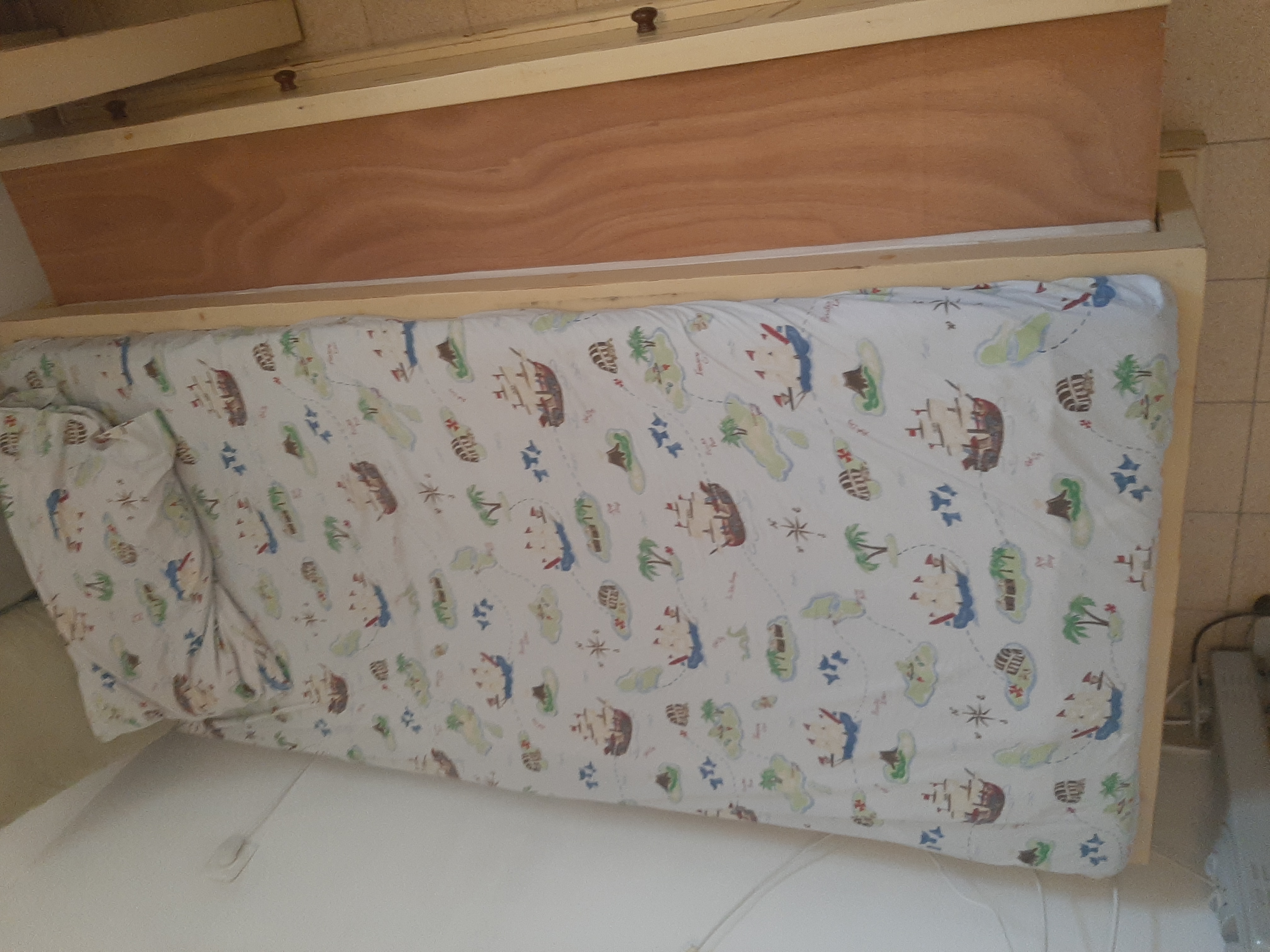 תמונה 3 ,מיטת יחיד מרווחת מעץ אורן מלא למכירה בקרית אונו ריהוט  מיטות