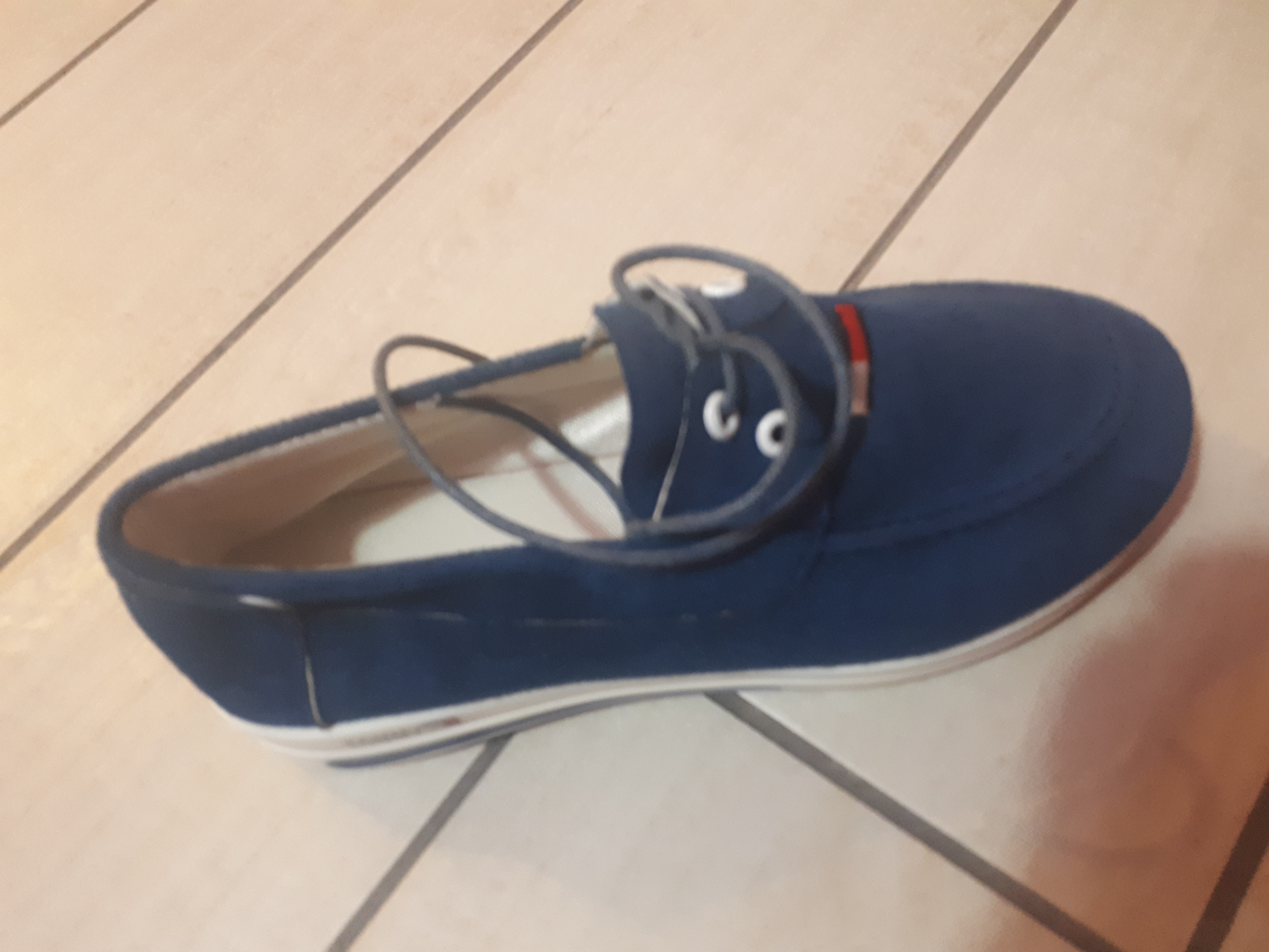 נעלי טומי כחולות חדשות ולא משומשות!!!!