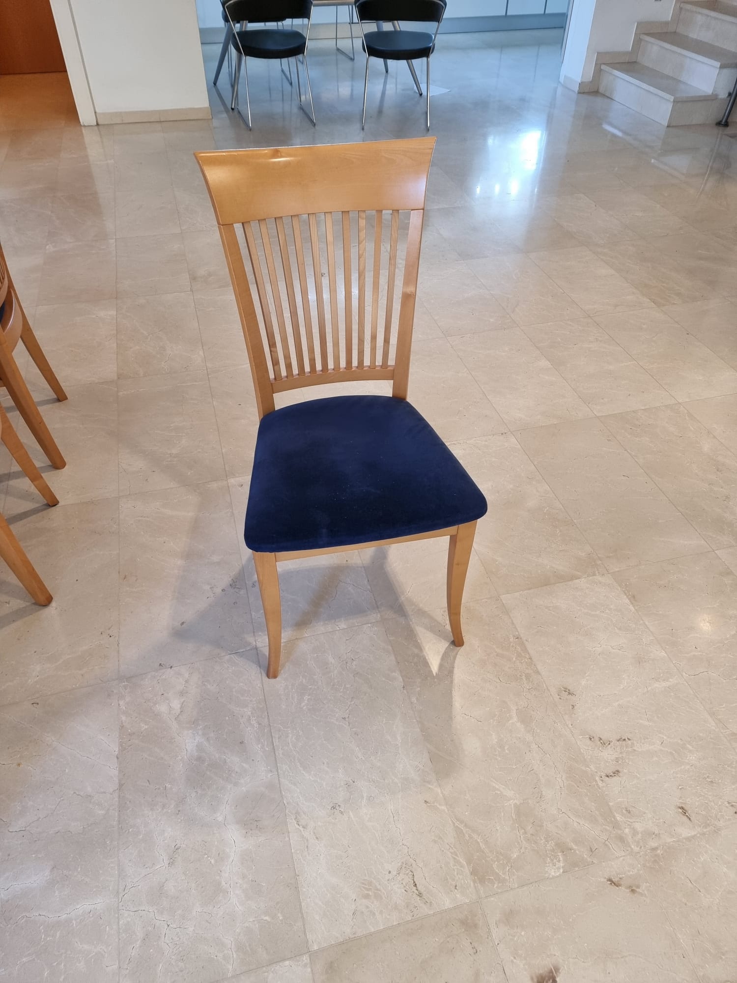 תמונה 3 ,שולחן לפינת אוכל ושמונה כיסאות למכירה ברעננה ריהוט  שולחנות