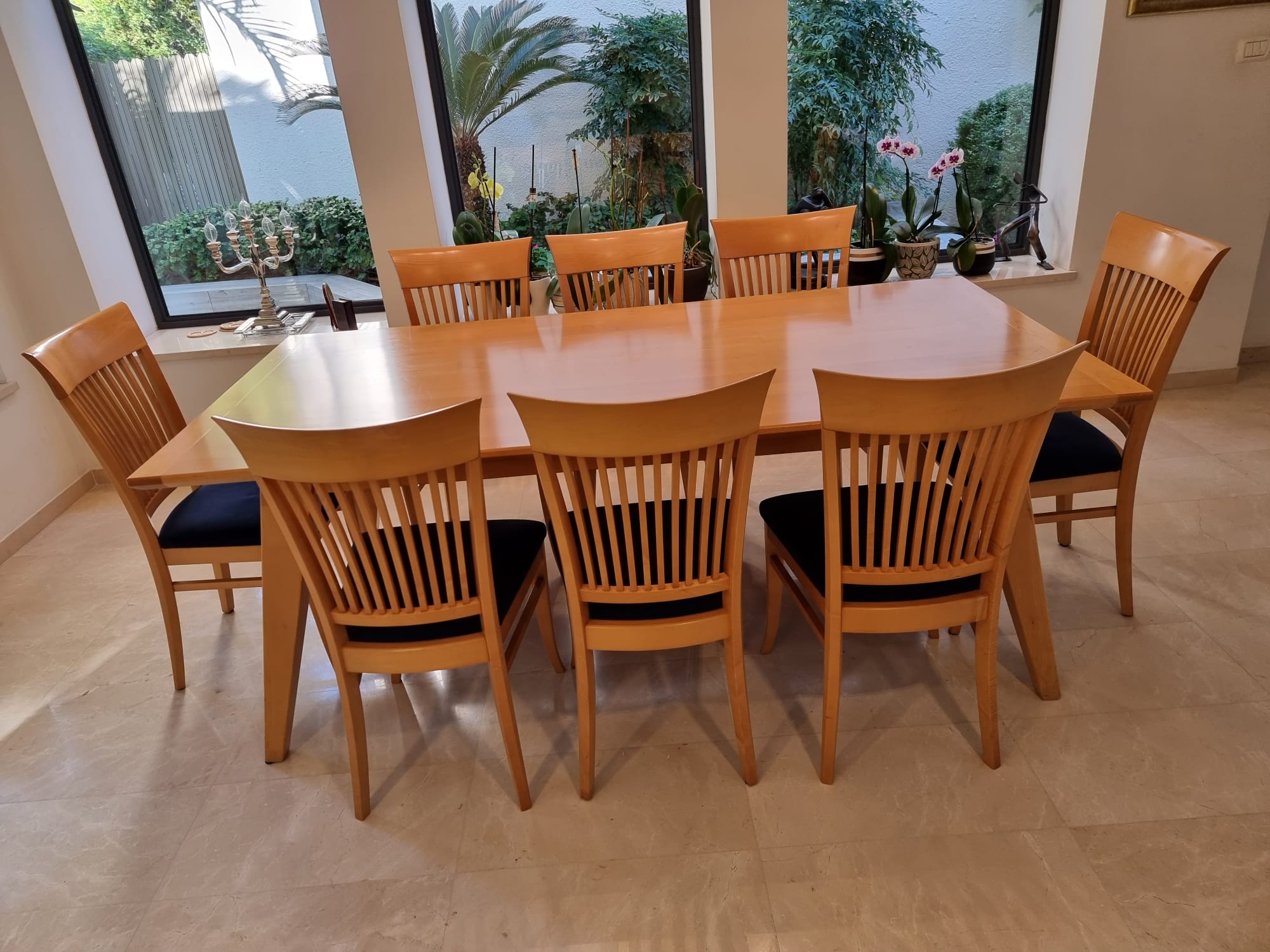 תמונה 4 ,שולחן לפינת אוכל ושמונה כיסאות למכירה ברעננה ריהוט  שולחנות