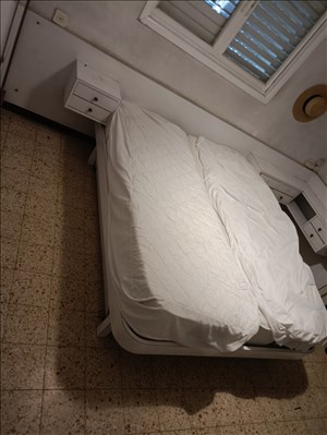 מיטה זוגית וינטג' לבנה.  