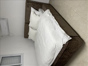 מיטה יהודית עם ארגז מצעים  